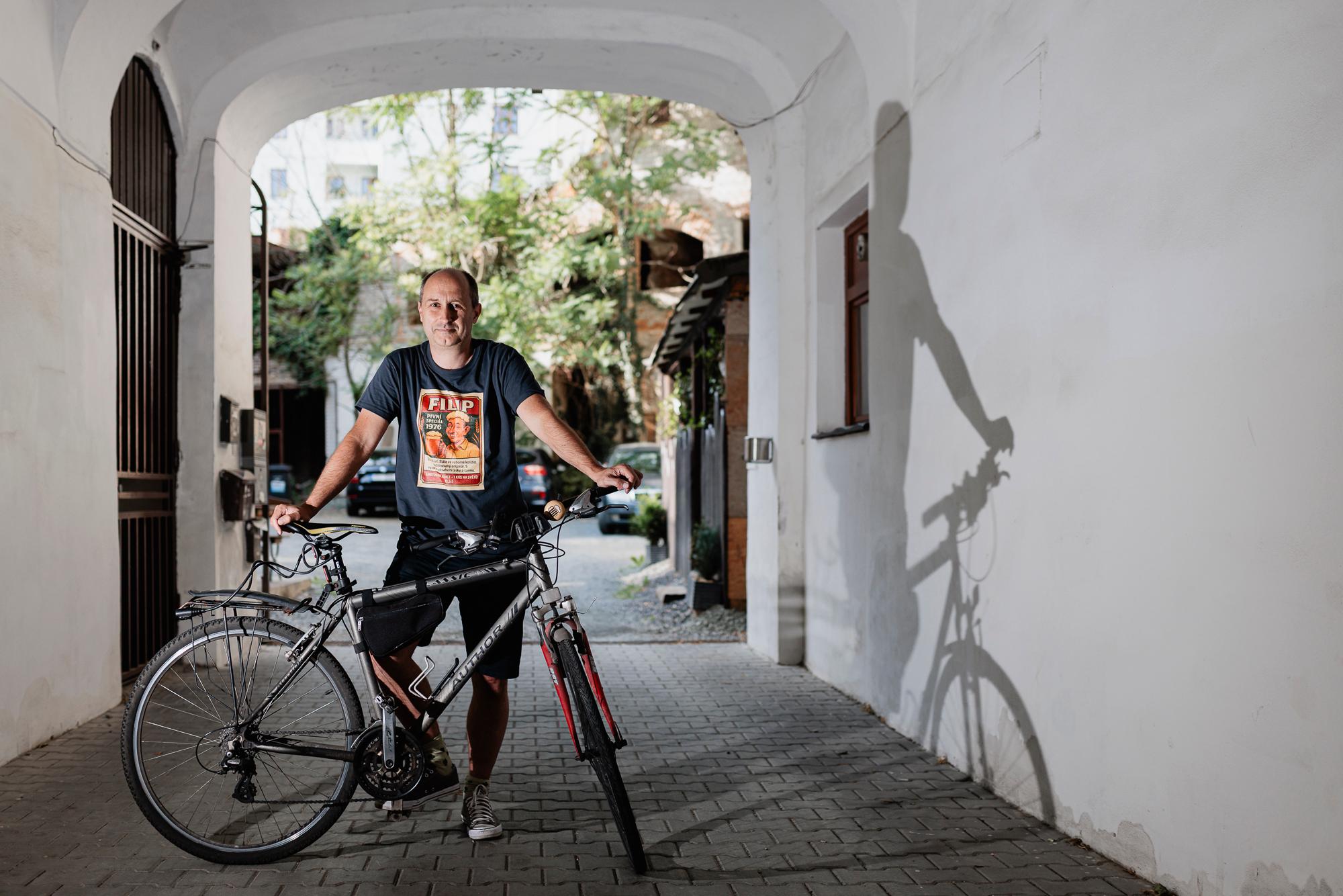 Průjezd na Pekařské, kterým se dostanete k ruinám Braunerova pivovaru.