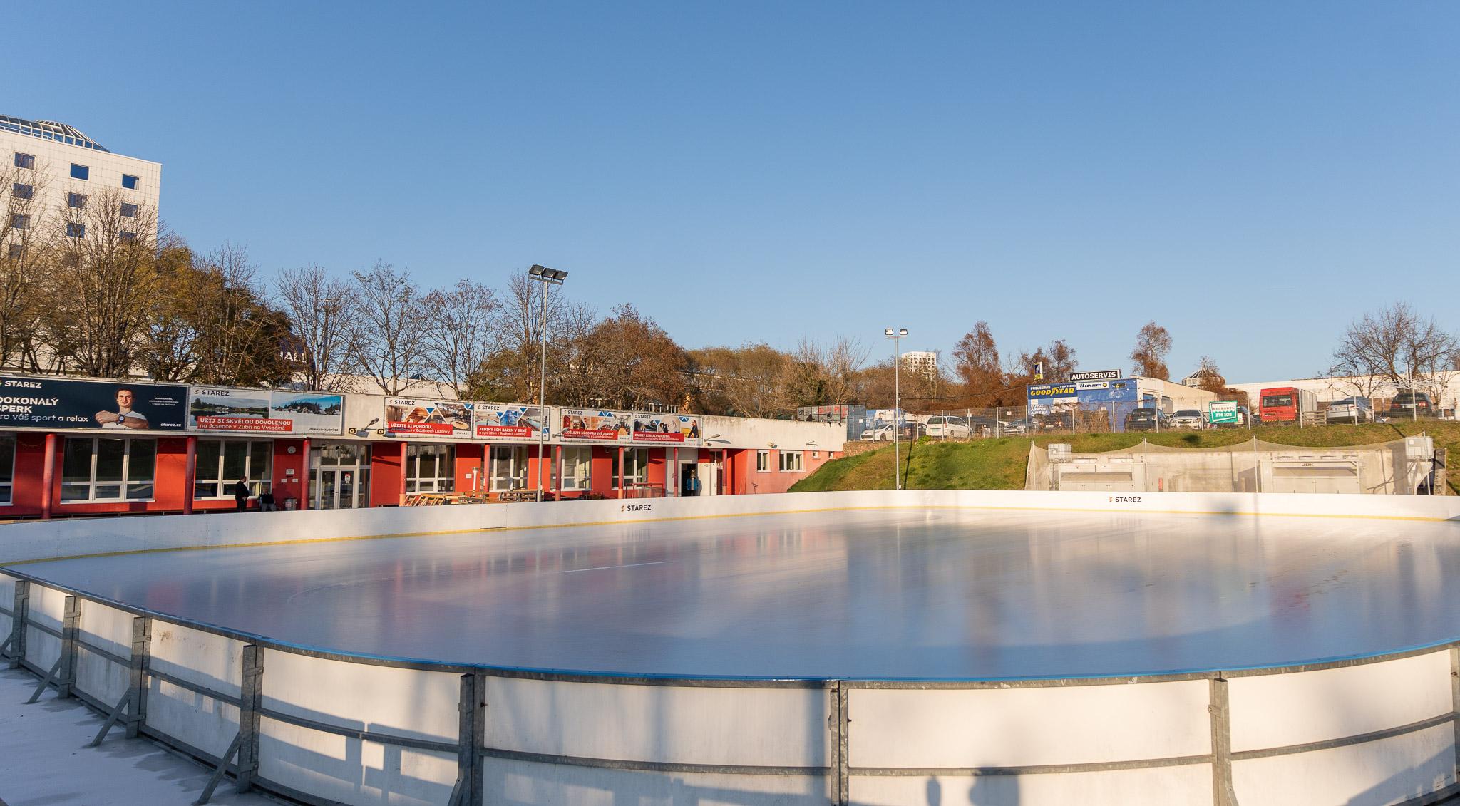 Na kluzištích naleznete veškeré potřebné zázemí – občerstvení, půjčovnu či brusírnu bruslí. 