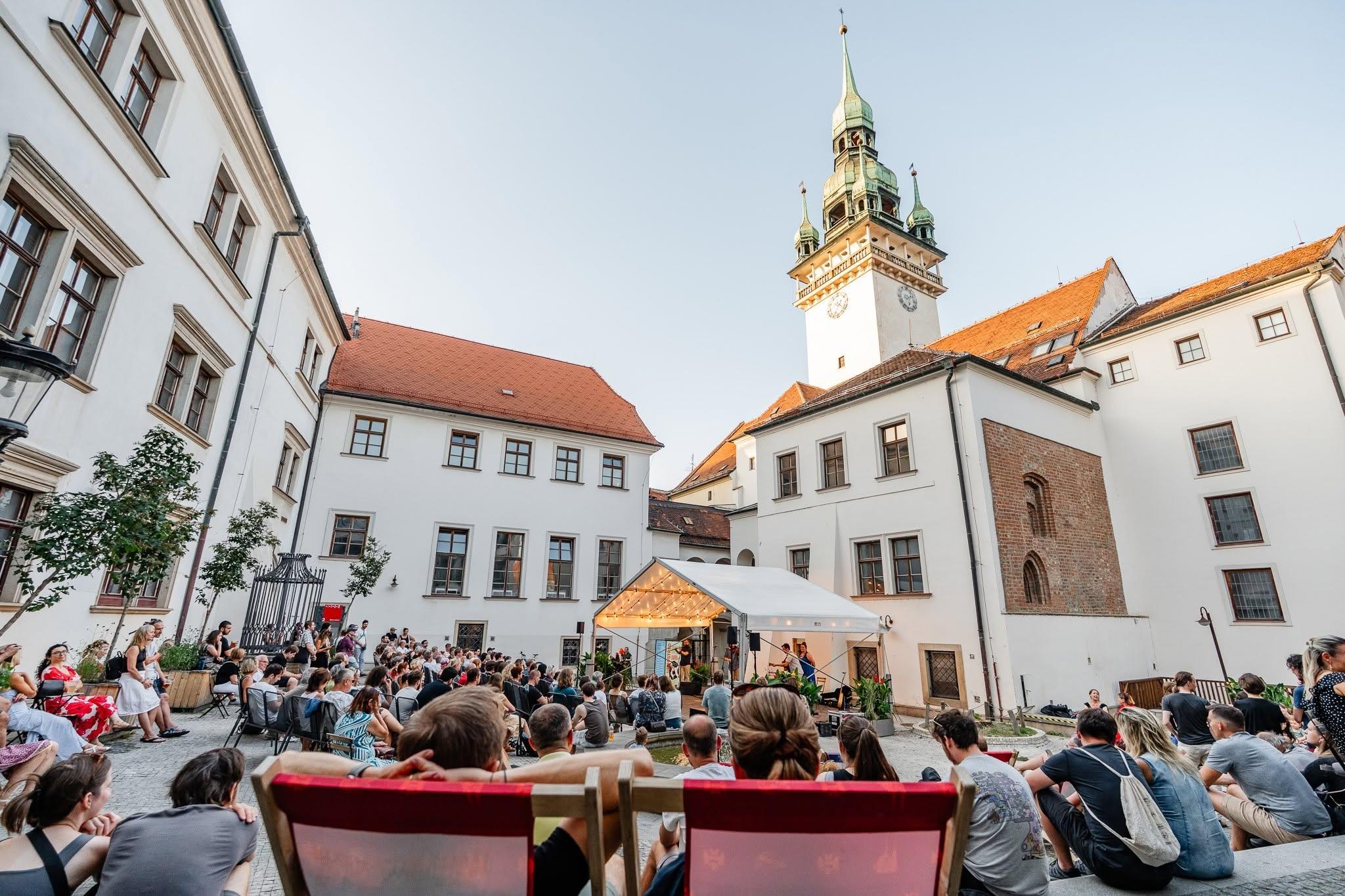 Festival Uprostřed