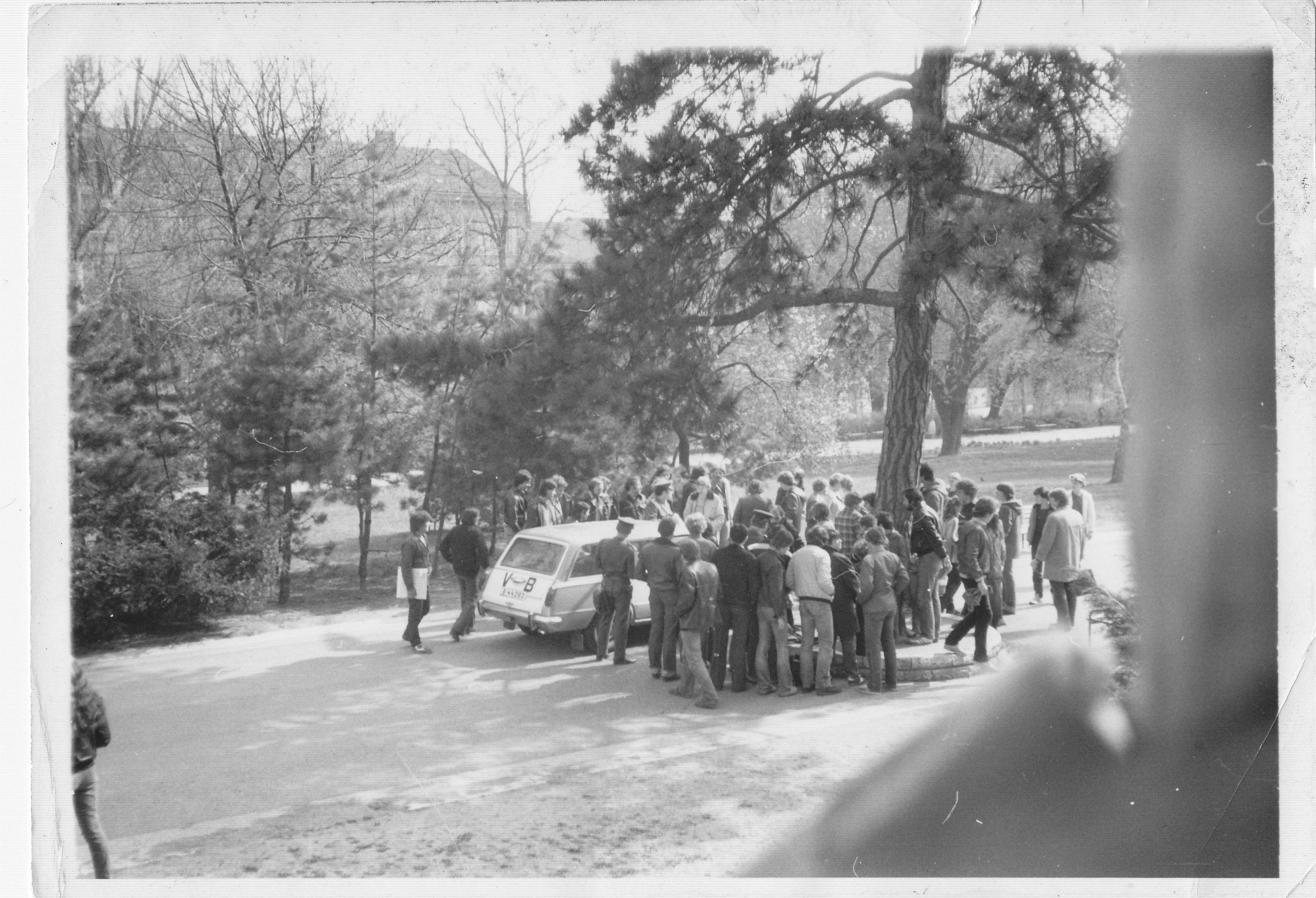 Veřejná bezpečnost přijíždí na burzu pod Janáčkovým divadlem