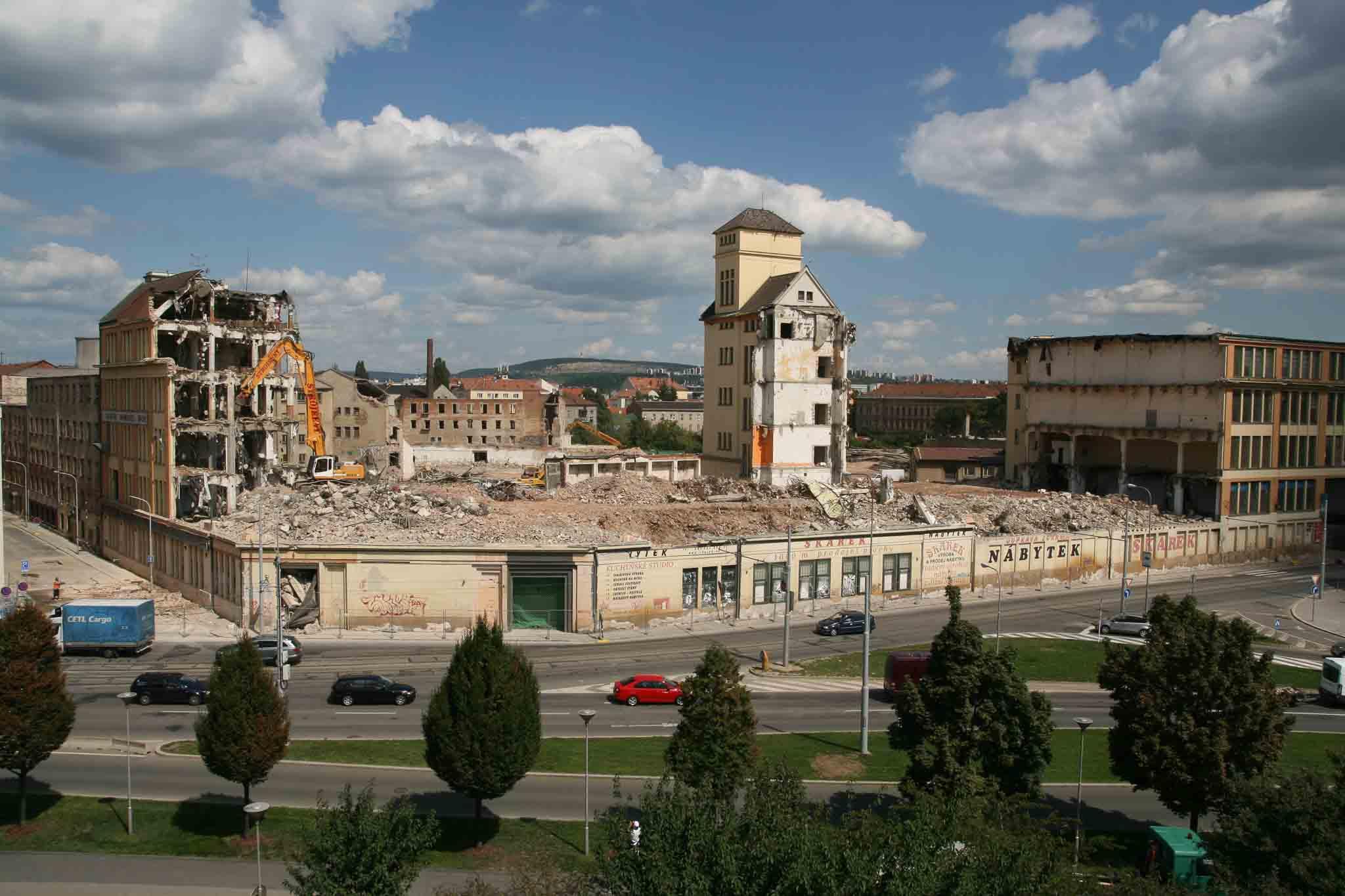 Areál někdejší Vlněny, zbourané v roce 2016, zahrnoval budovy textilních továren různých slavných firem Moravského Manchesteru jako Bratři Stiassni či Neumark