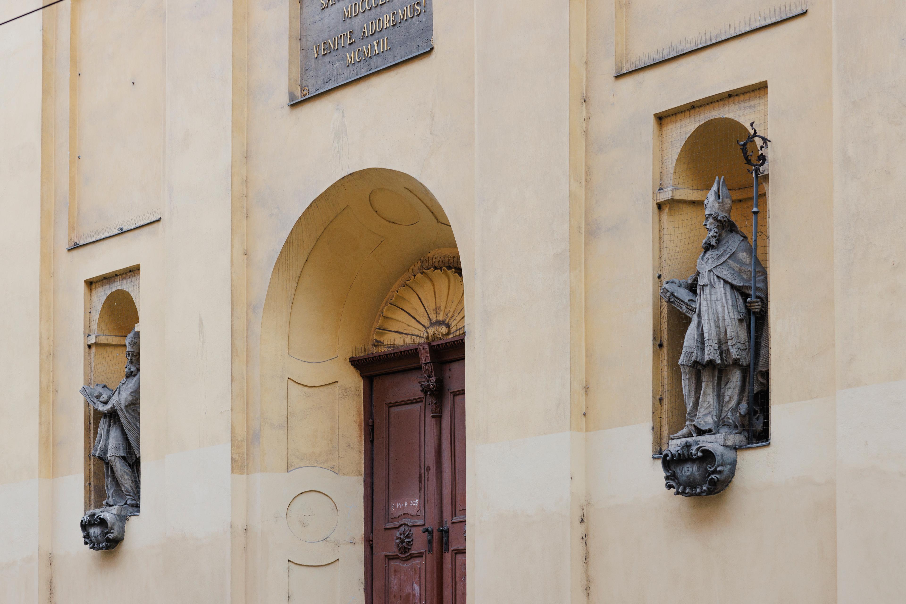 Sochy z kostela sv. Mikuláše na kostele sv. Máří Magdaleny