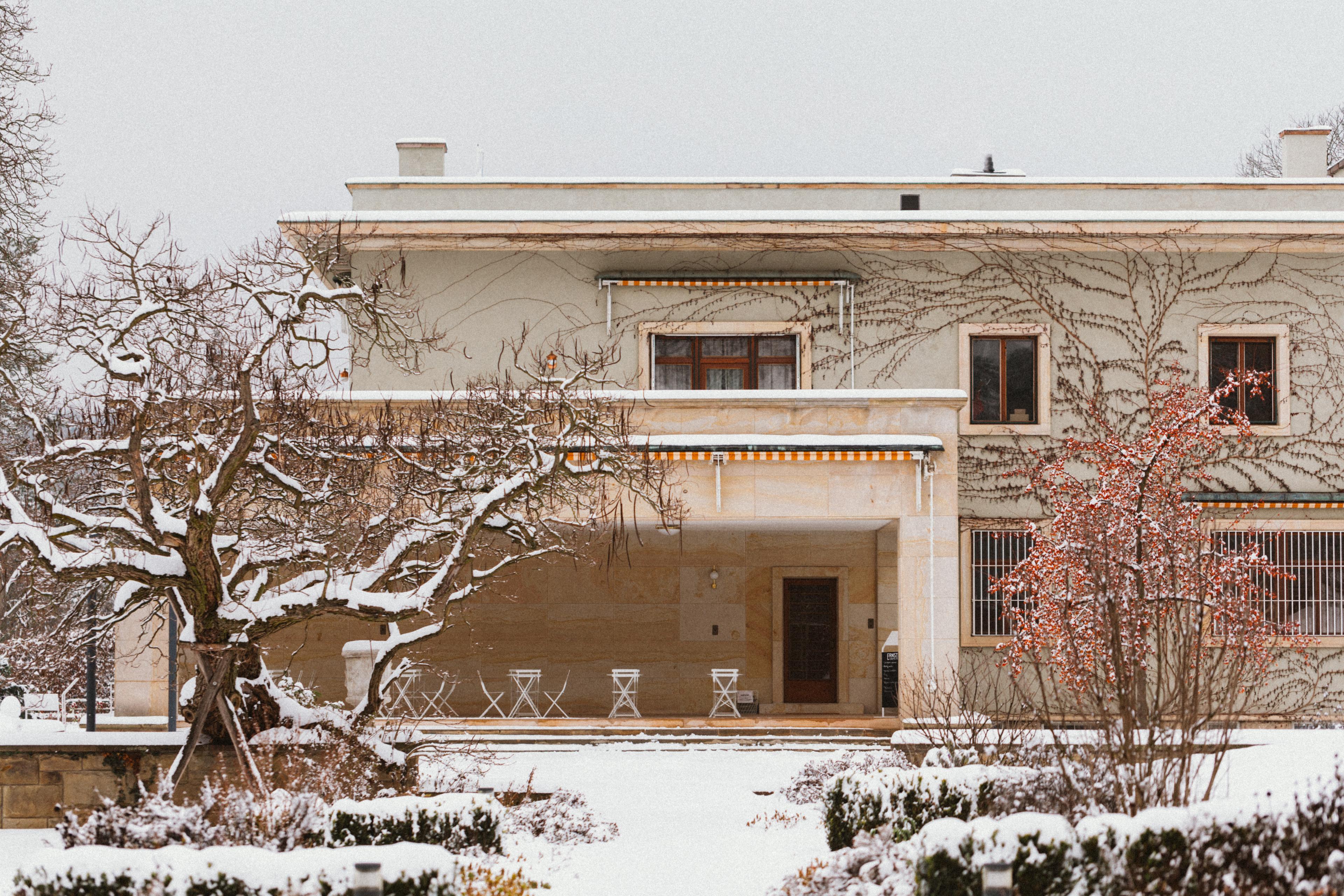 Vila Stiassni pod sněhem.