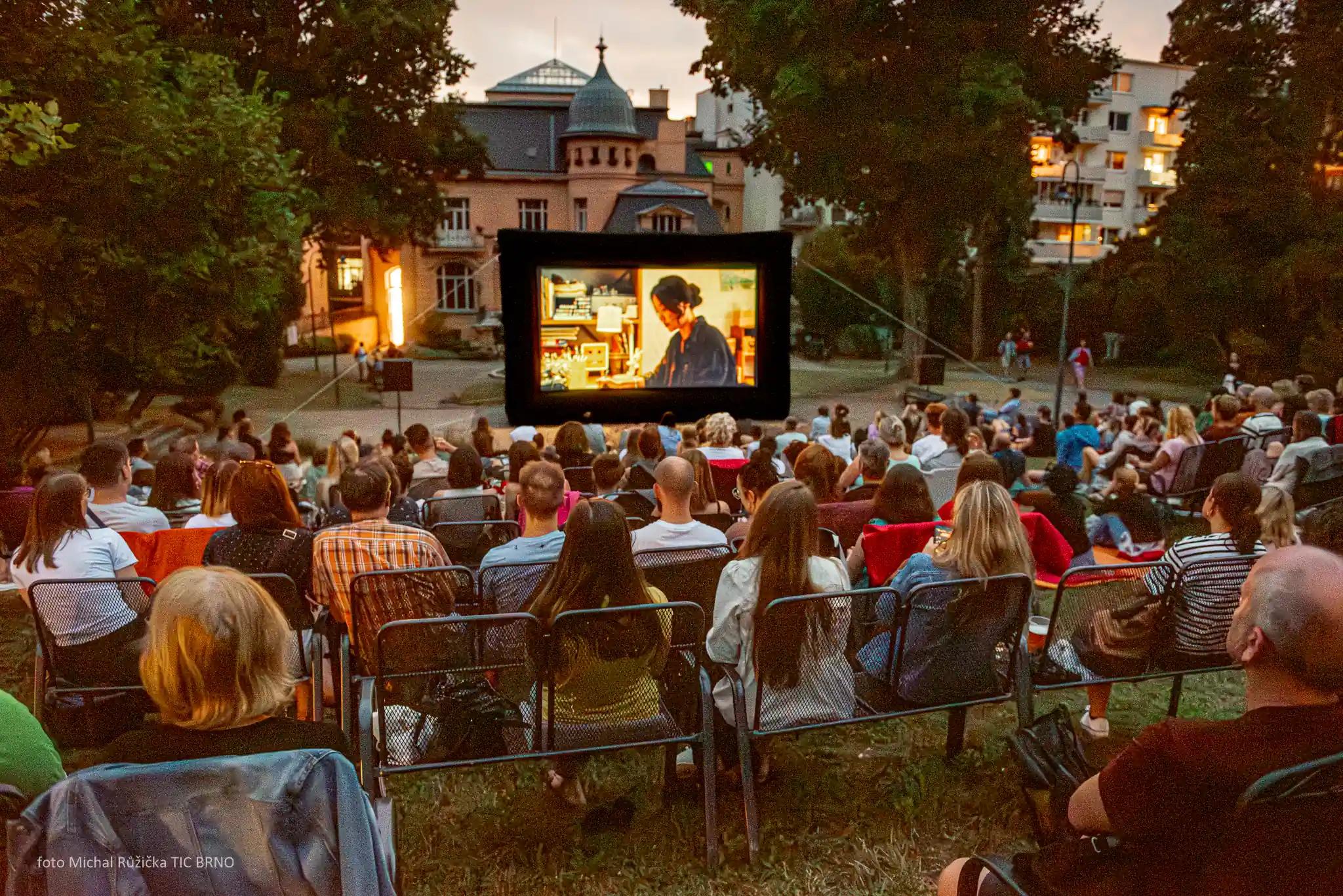 Letní kino v zahradě vily Löw-Beer