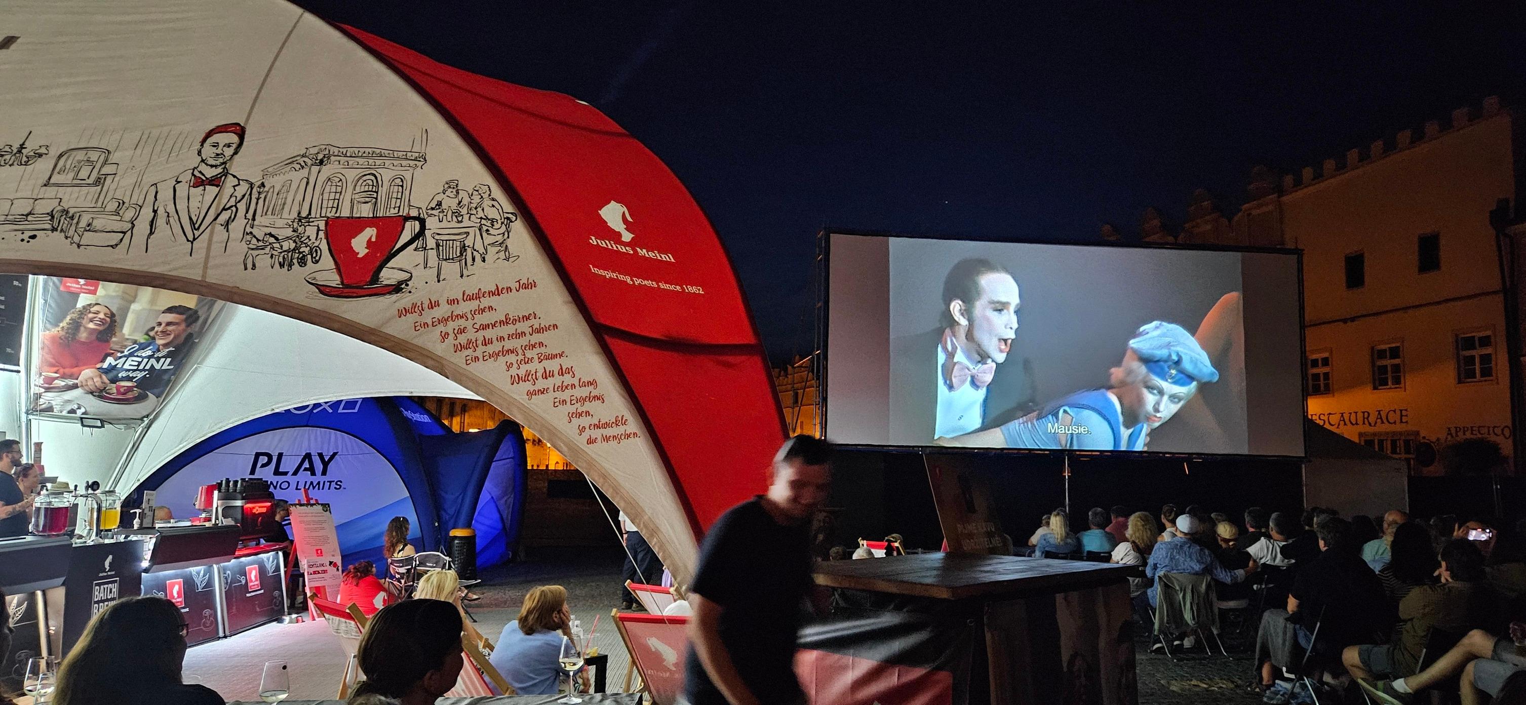 řipraveno bude 75 filmů v šesti sálech a letním kině.