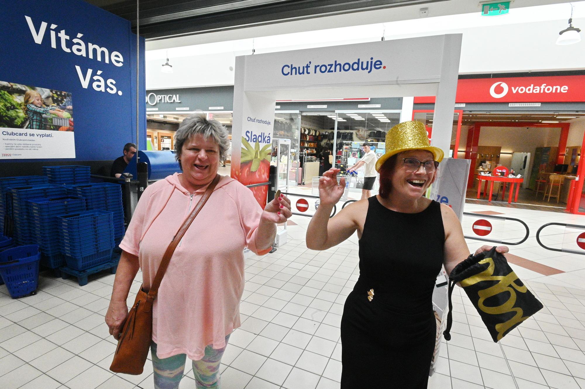 Zlatý žeton přinesl radost: Zákazníci Tesco o víkendu rozdělili 450 000 Kč na podporu dětí a mladých