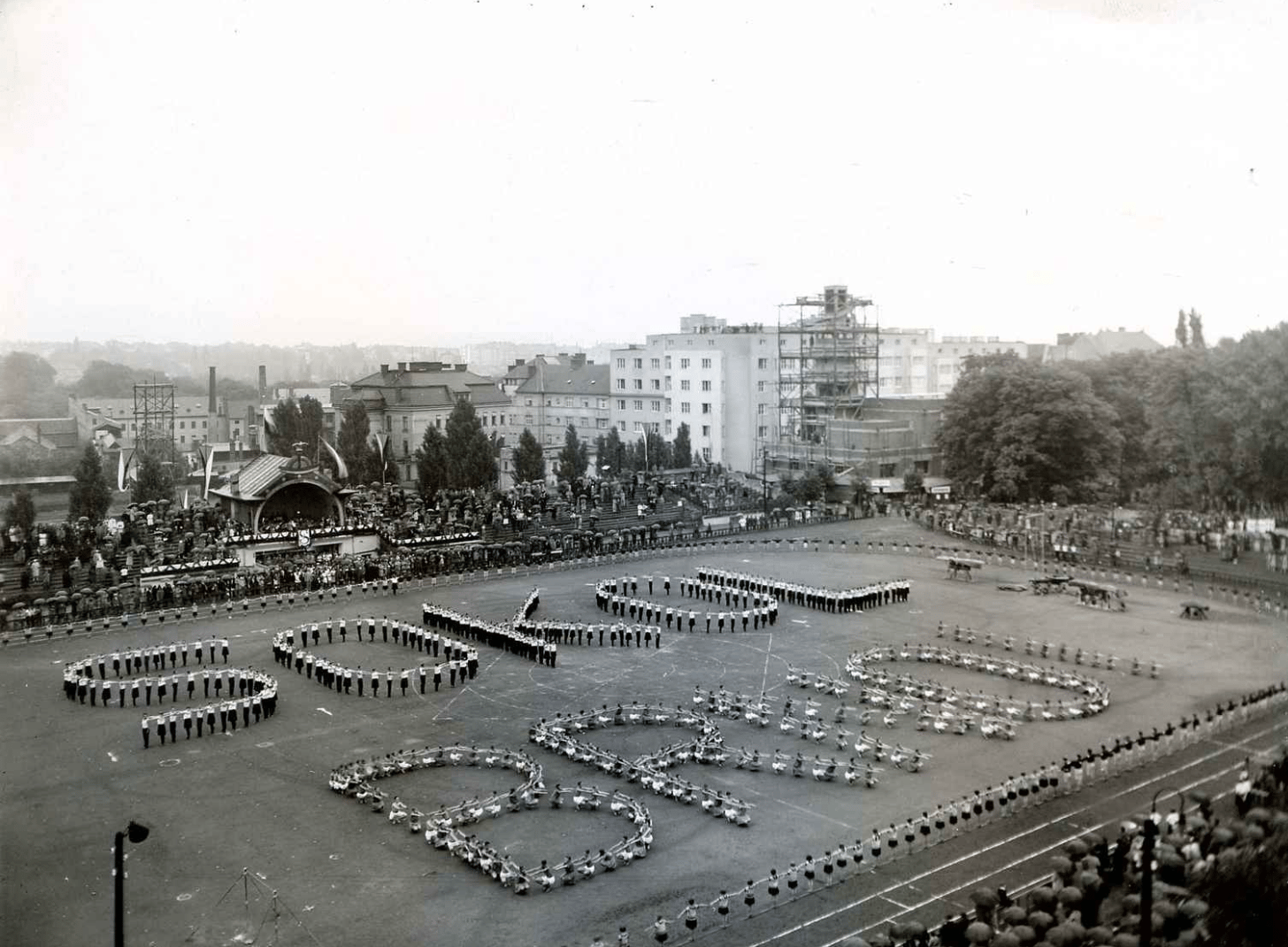 Sokolovna a společenské centrum Stadion má své kořeny v roce 1922. Budovu slavnostně otevřeli v roce 1929
