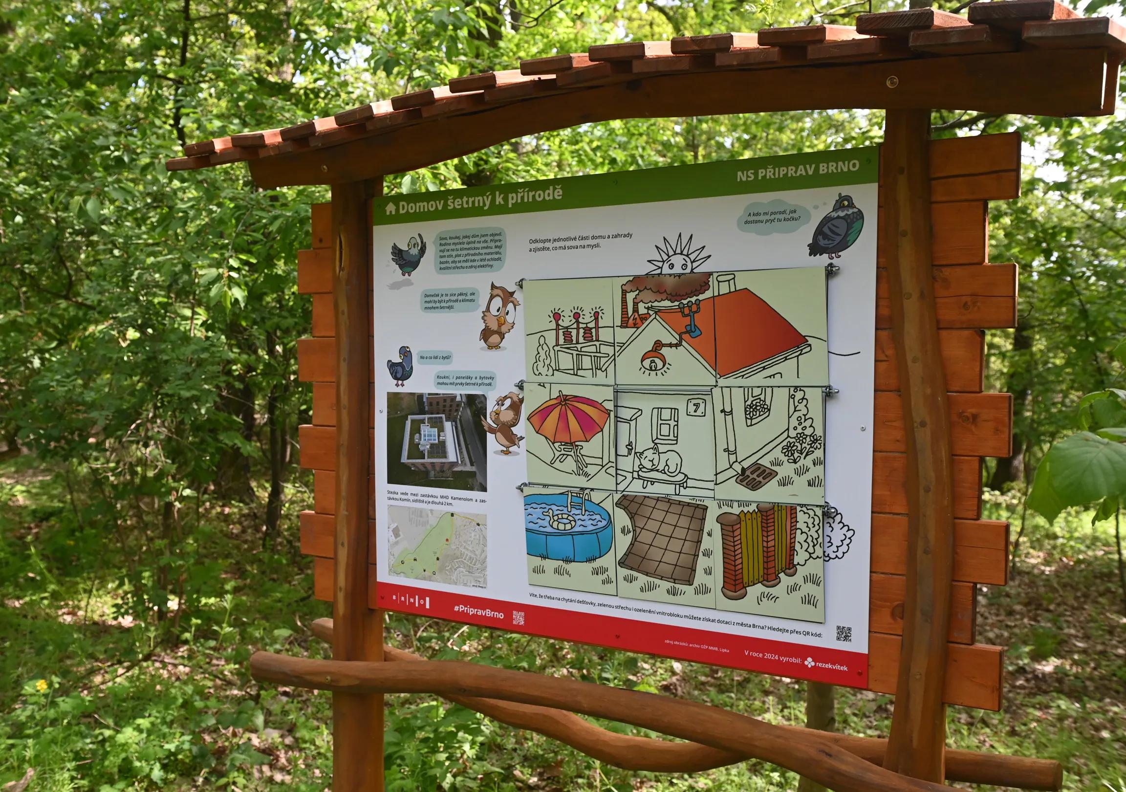 Informační panel naučné stezky Připrav Brno v lesoparku pod Komínskou chocholou