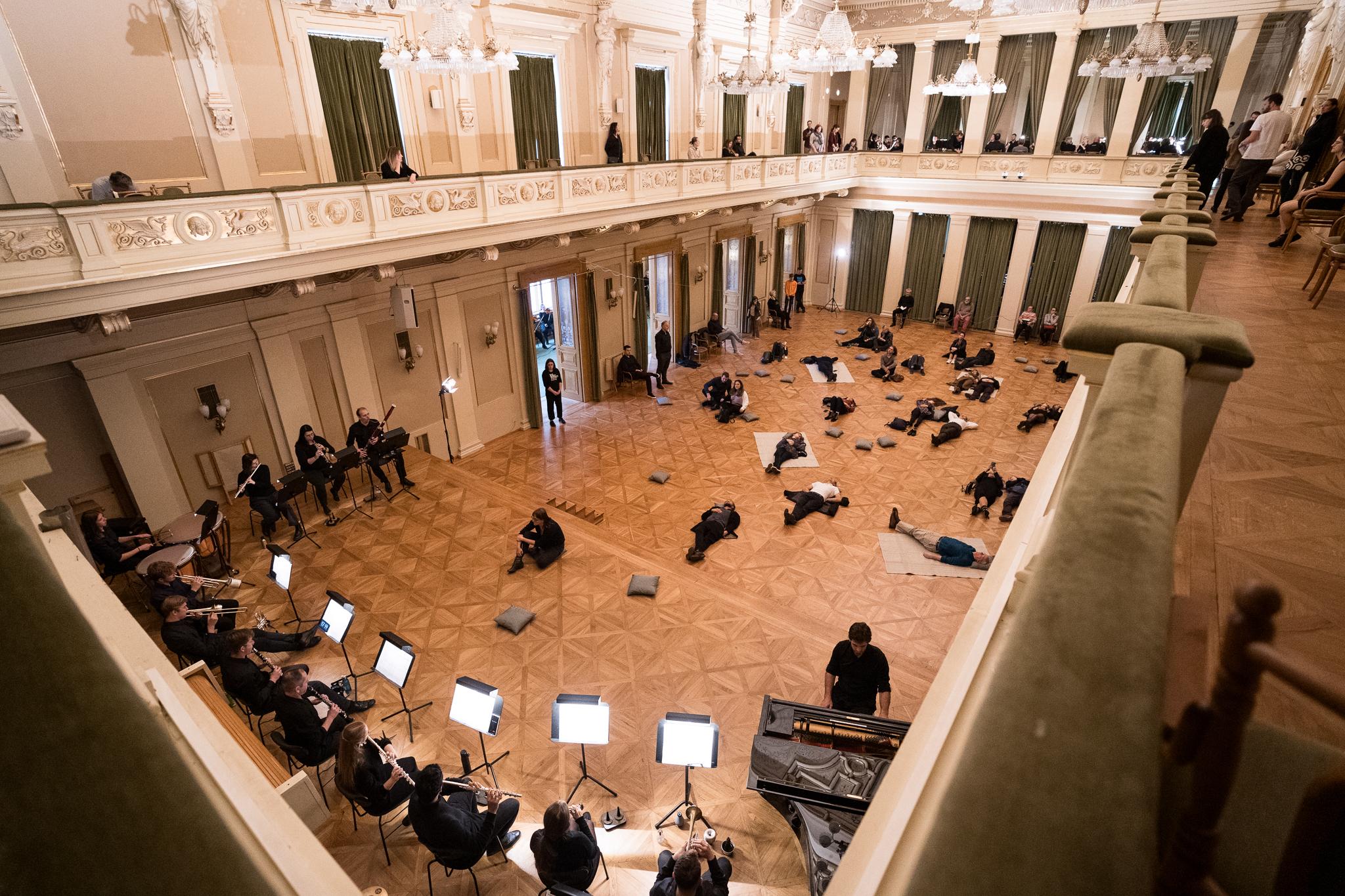 Zažijte zvukovou anarchii, ve které se stírají hranice mezi divákem a interpretem