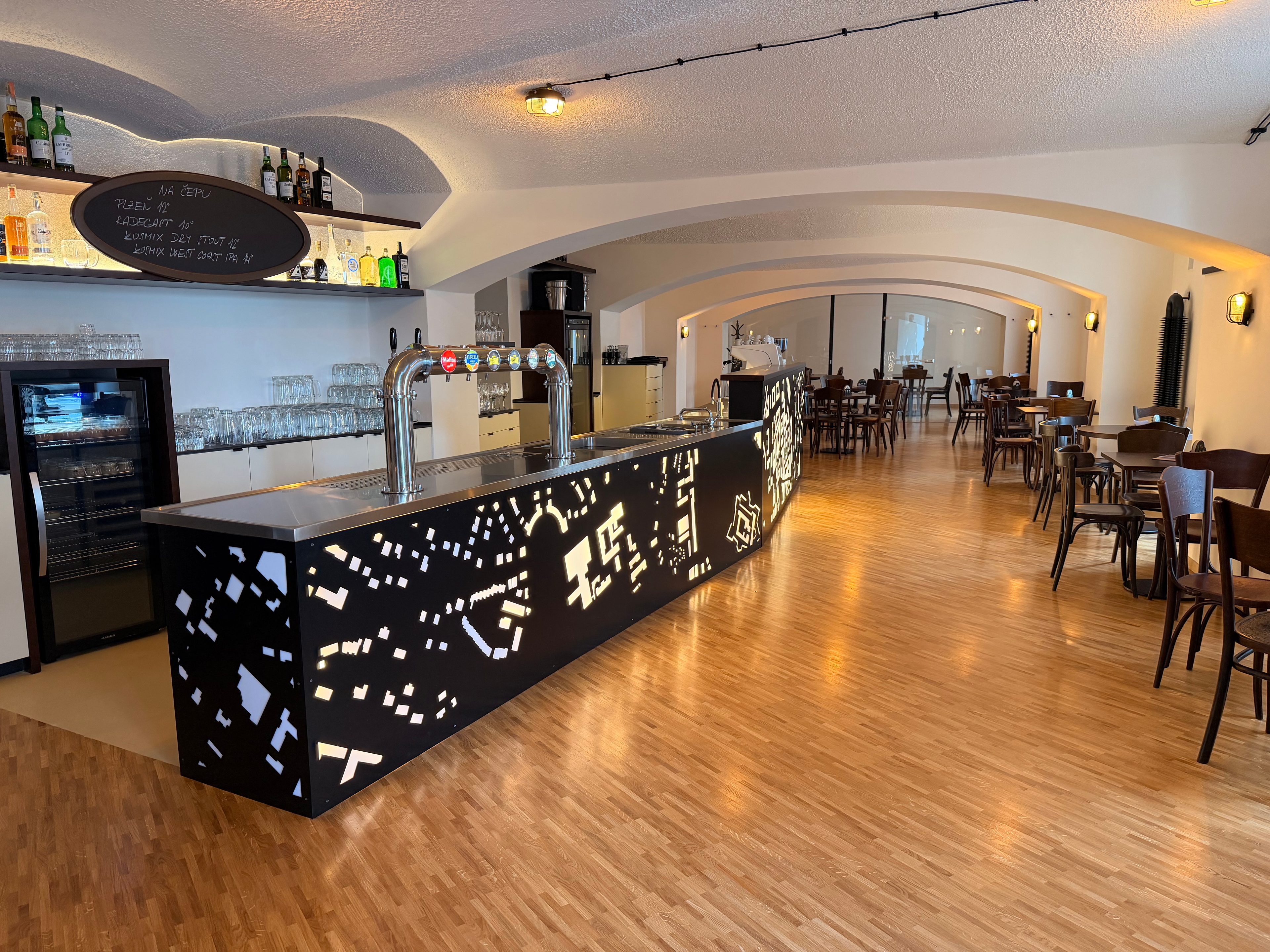 Od kávy rovnou na pivo: Legendární Podnebi otevírá sousední Pub PodZemi