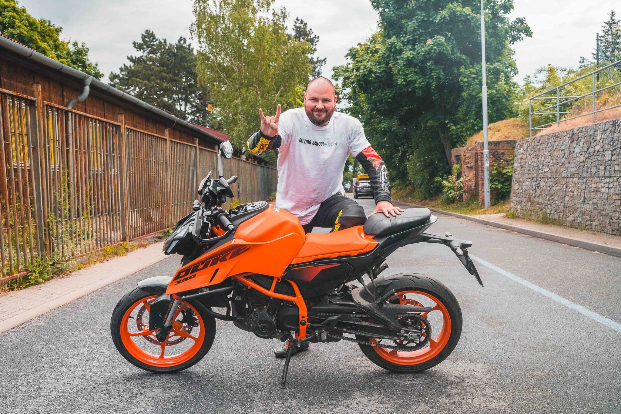 Řidičák v Brně bez nervů? V Driving School Brno tě naučíme milovat motorku i auto