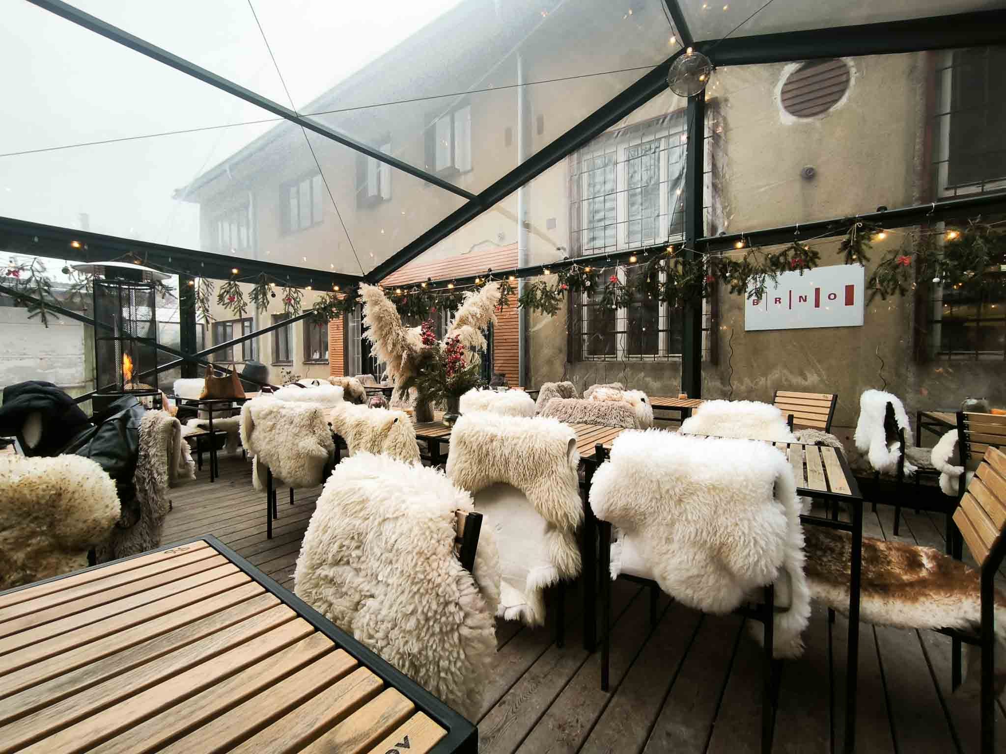 Zahrádky v Brně, které nezavřely. 6 tipů, kam na kafe pod širým nebem