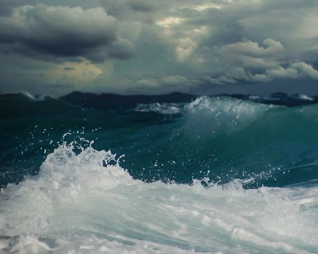 MOŘE KLIDNÉ, MOŘE ROZBOUŘENÉ