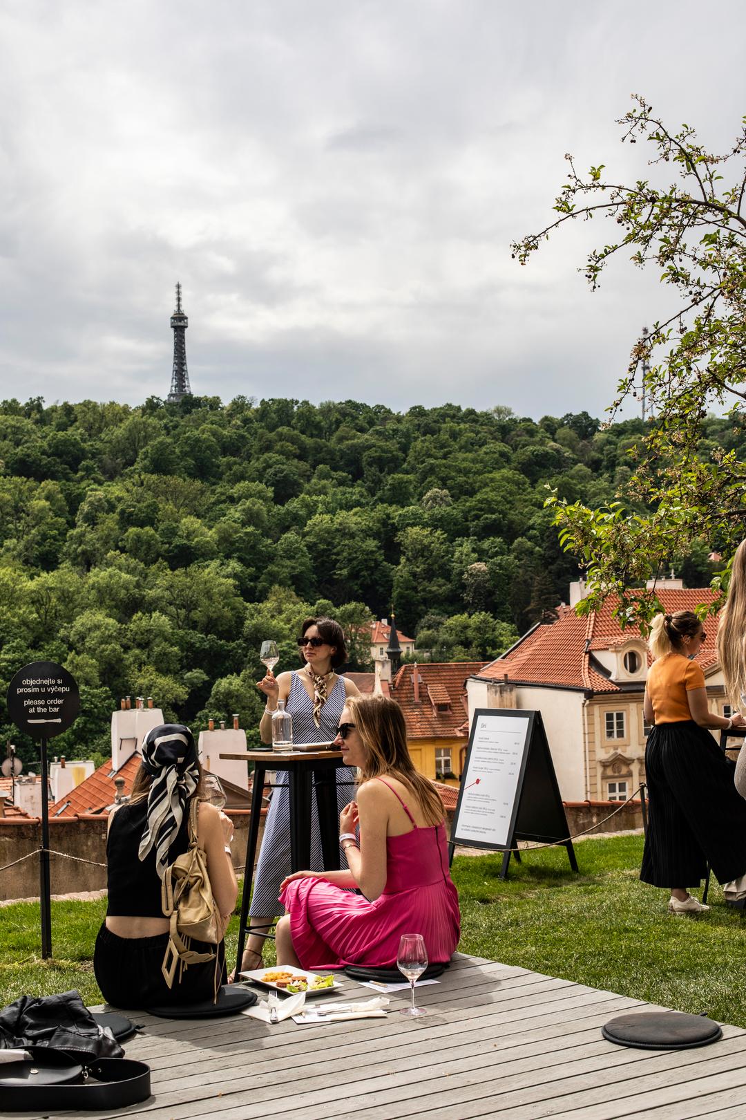 Hosté v zahradách restaurace KUchyň na vinném festivalu Víno na Hrad! 2025