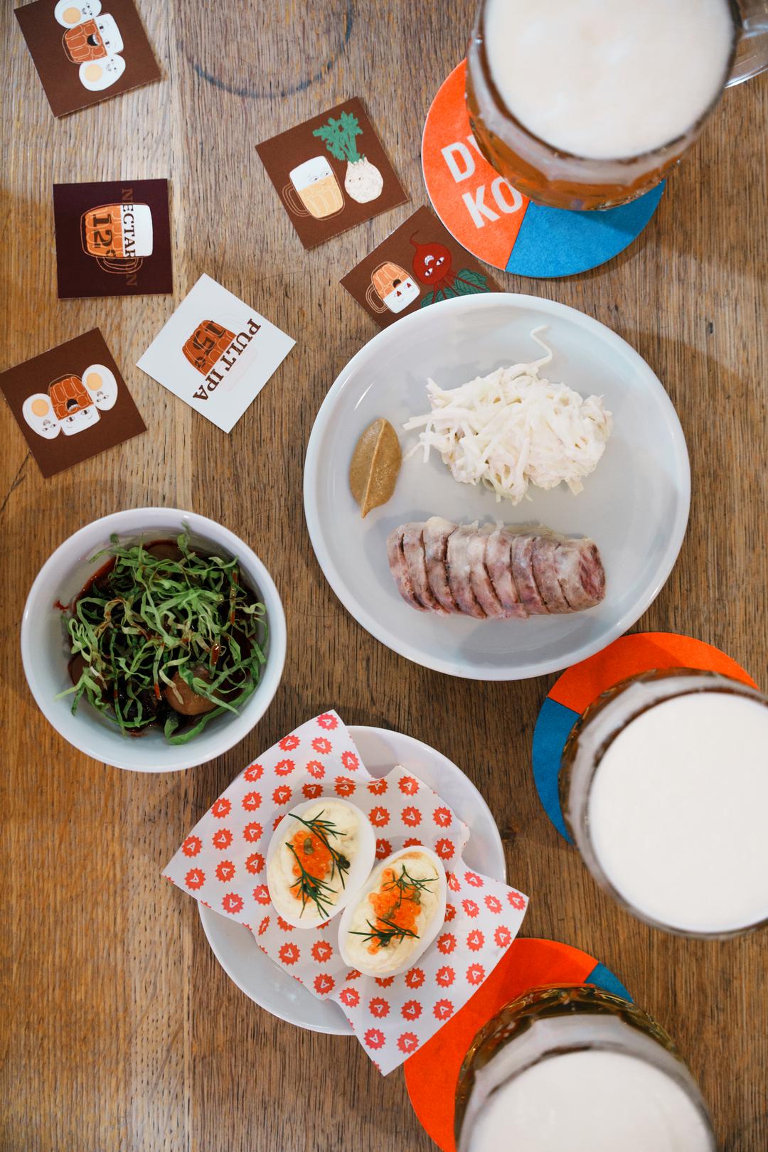 čepované pivo s plněným vajíčkem, salátem z řepy a lanýžovým taliánem u Dvou kohoutů.