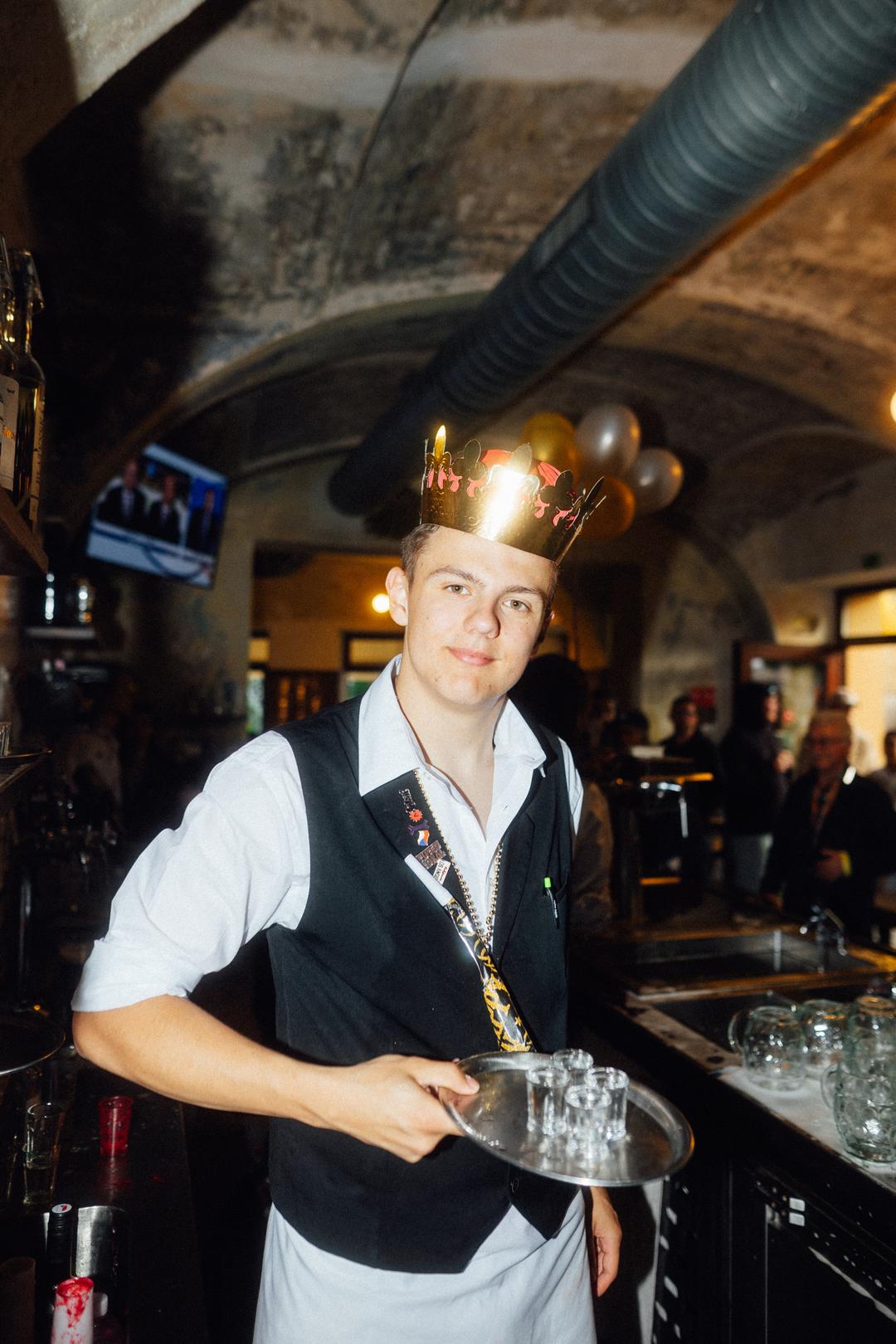 Narozeniny Lokálu Pod Divadlem 2025, obsluha za výčepem a pálenky