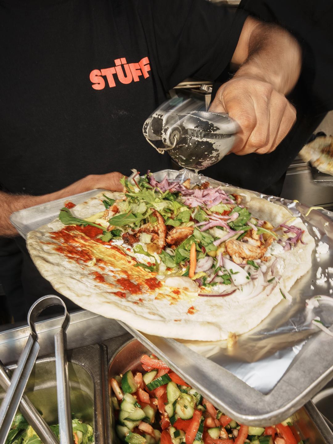 Příprava durum kebabu v karlínském Bufetu za spolupráce s Gemüse corner