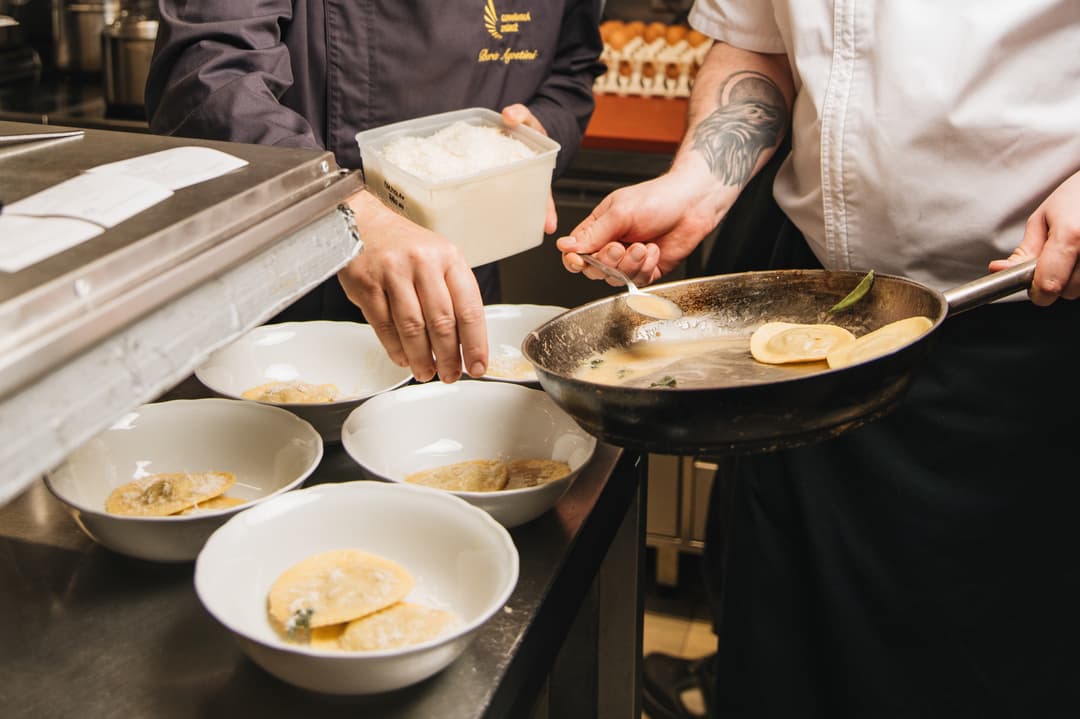 Drůbeží kulinář v Café Savoy, příprava předkrmu, kachní ragú, těstovina