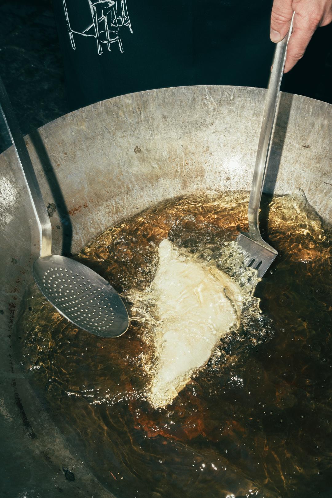 Smažení pizzy na pop-up Pizza fritta v Bufetu