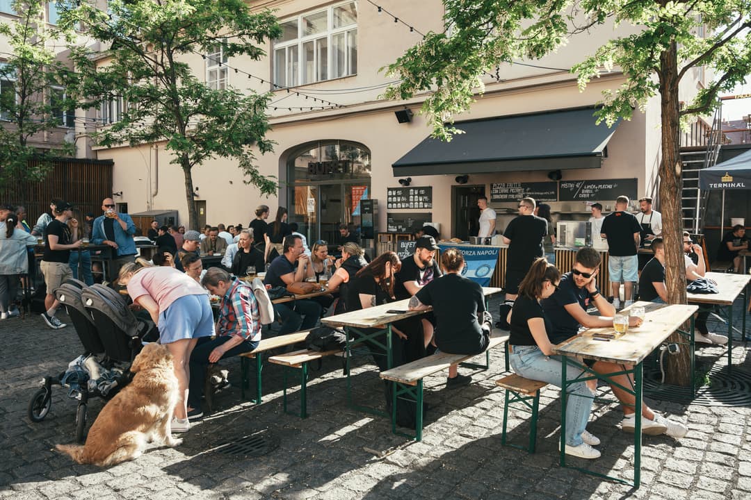 Plný dvorek lidí Bufetu v Karlíně