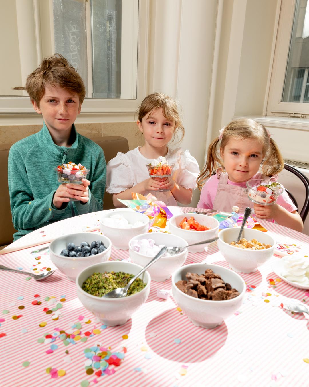 Den dětí v cukrárně Myšák 2025, děti s ozdobenými poháry