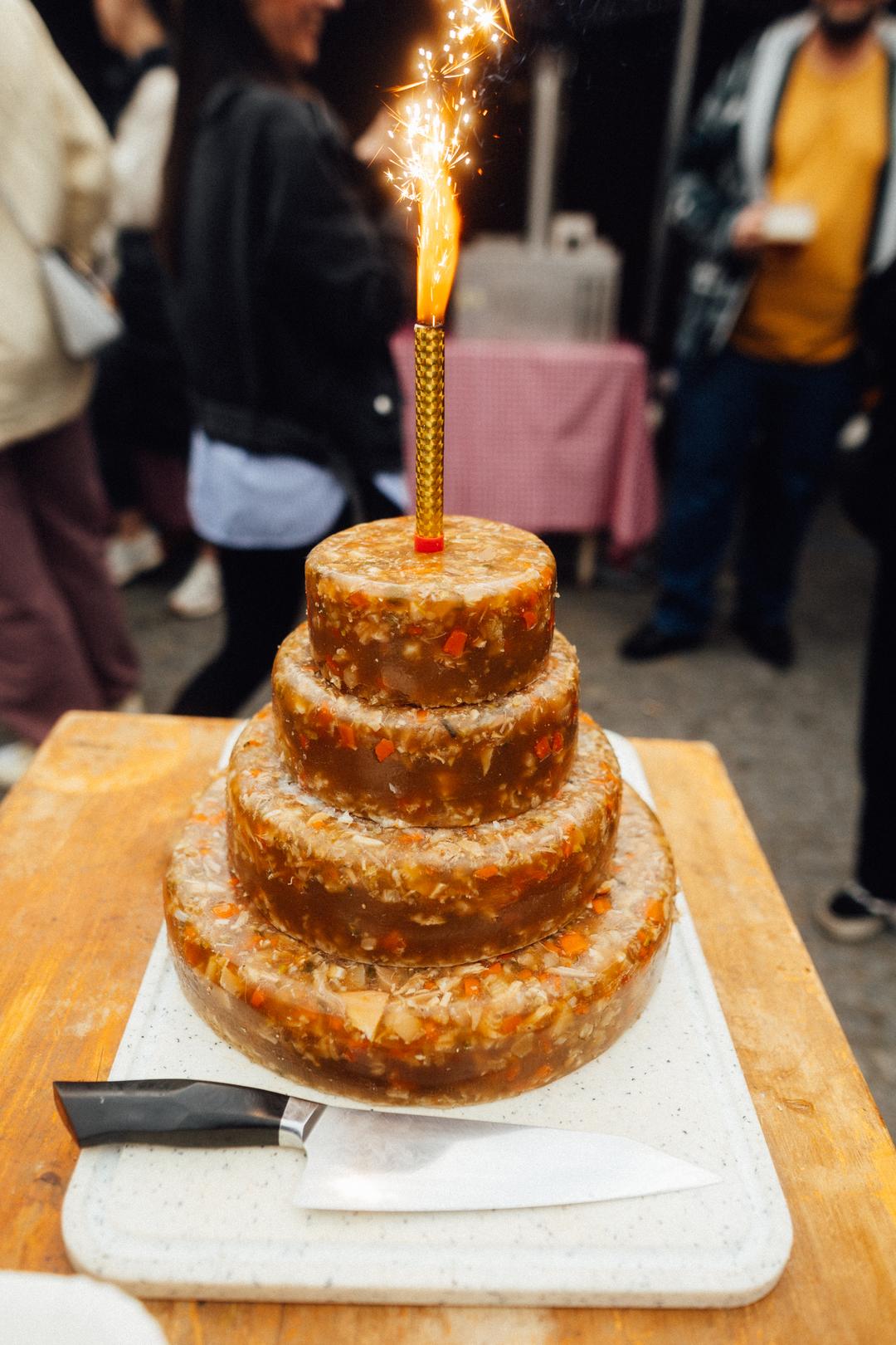 Narozeniny Lokálu Pod Divadlem 2025, narozeninový dort