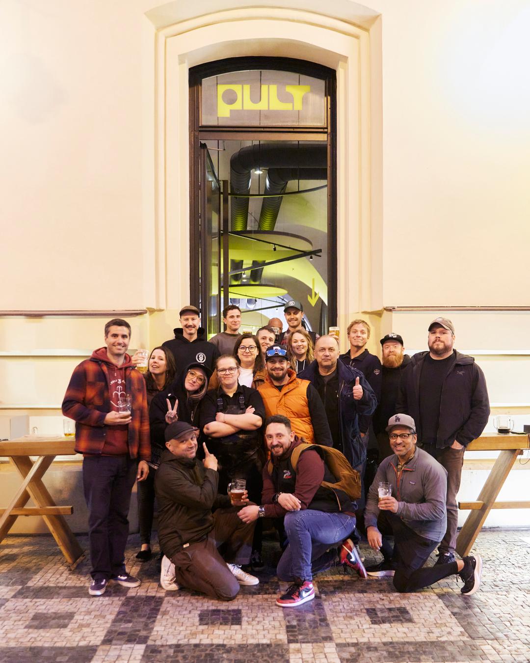 Personál od Dvou kohoutů a Pultu před Pultem, ochutnávka amerických piv