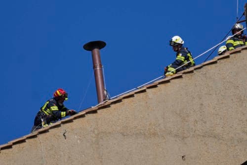 Hasiči na střeše Sixtinské kaple Hasiči na střeše Sixtinské kaple