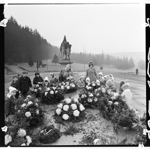 Partyzánská obec Javoříčko, 9. dubna 1975. Stejný osud jako Lidice potkal na samém konci války, 5. května 1945, obec Javoříčko na Olomoucku. Na snímku jsou děti z místní mateřské školy u památníku obětí. Partyzánská obec Javoříčko, 9. dubna 1975. Stejný osud jako Lidice potkal na samém konci války, 5. května 1945, obec Javoříčko na Olomoucku. Na snímku jsou děti z místní mateřské školy u památníku obětí.