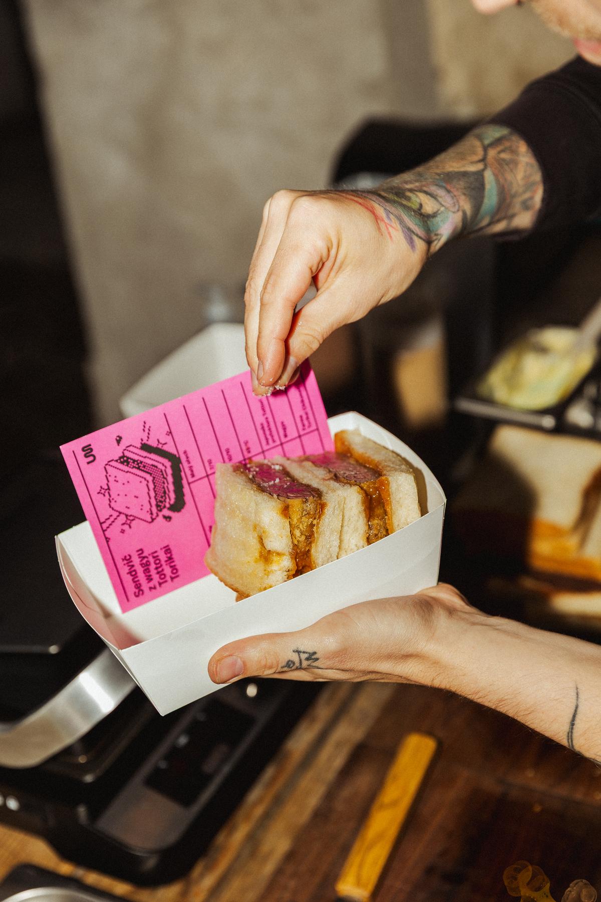 Pop-up wagyu vs. přeštík sendvič