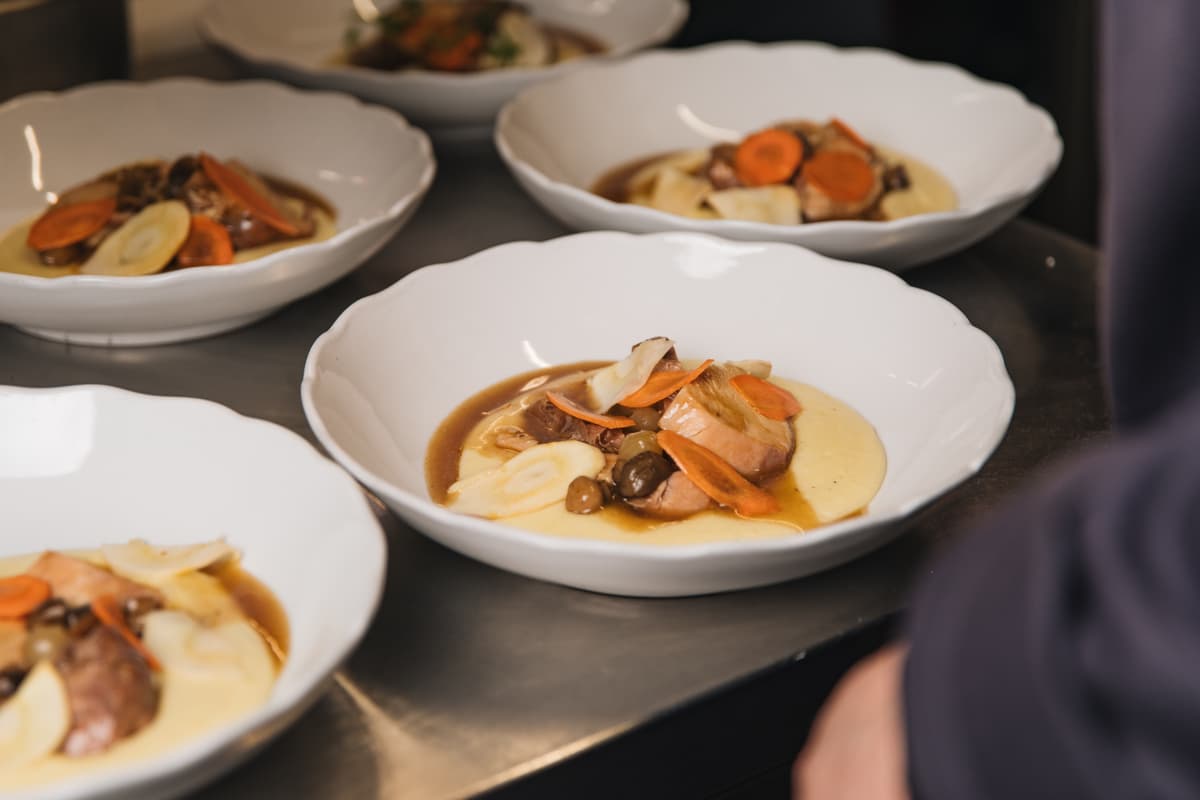 Hlavní chod na drůbežím kulináři v Café Savoy. Jemná kaše s kořenovou zeleninou a kohoutem na víně.