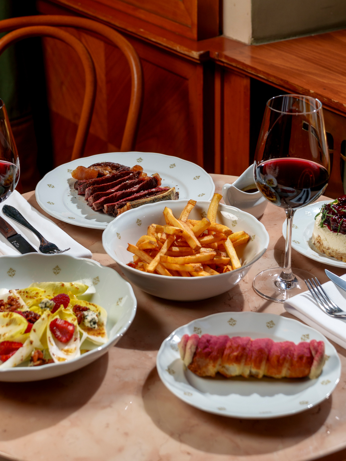 Valentýnské menu pro dva v Café Savoy – tříchodová večeře s foie gras, stařeným hovězím, hranolky a dezertem, doplněná vínem