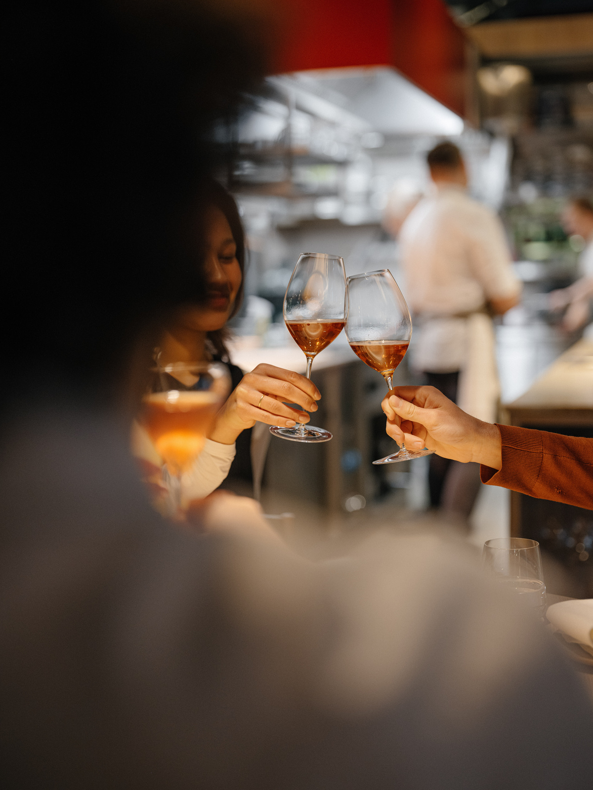 Přípitek vínem během slavnostní večeře v restauraci Štangl, kde hosté společně slaví Silvestr