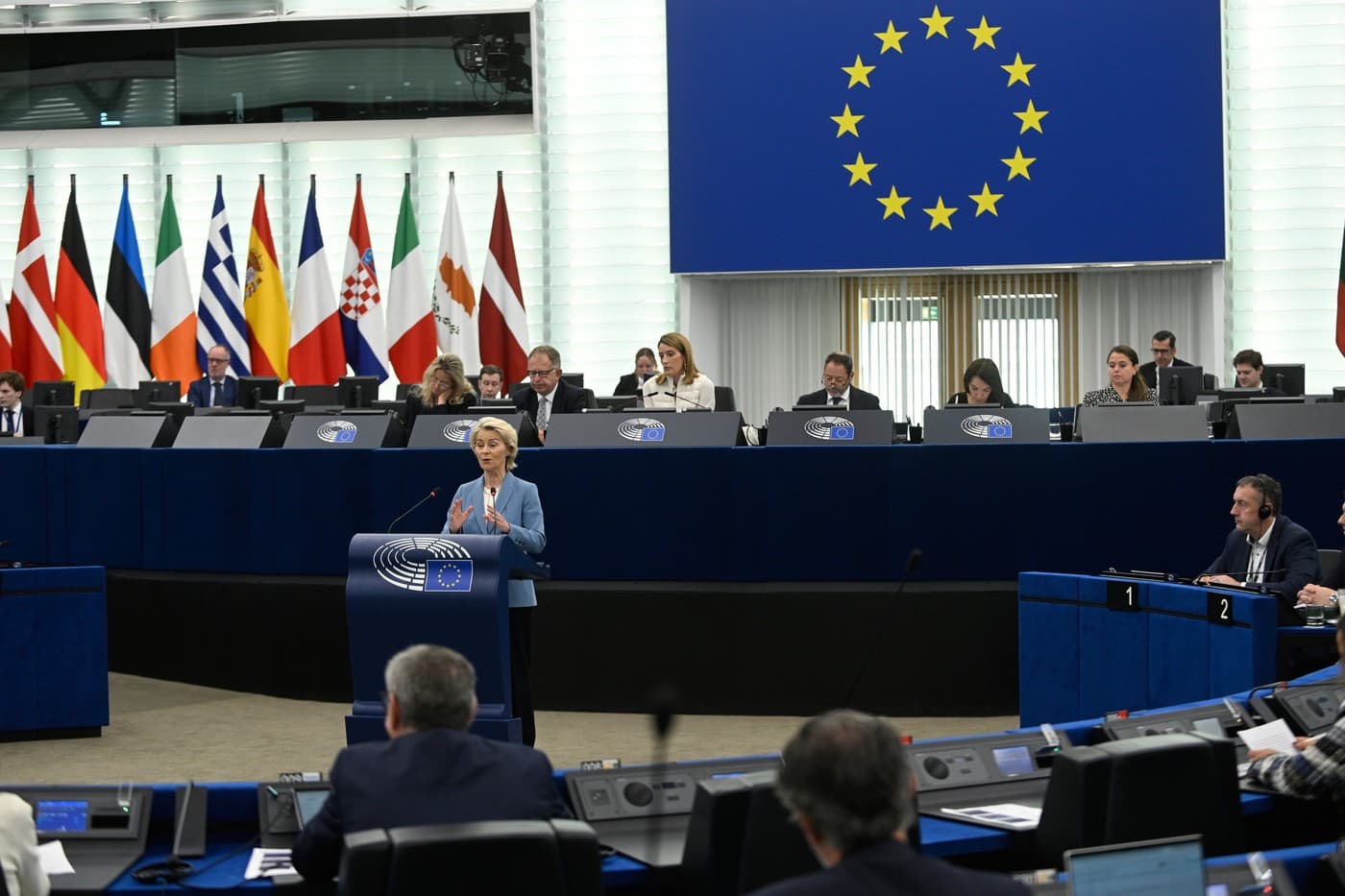 Předsedkyně Evropské komise Ursula von der Leyenová (uprostřed) se účastní společné debaty před summitem EU, který se bude konat 15. a 16. října ve Štrasburku
