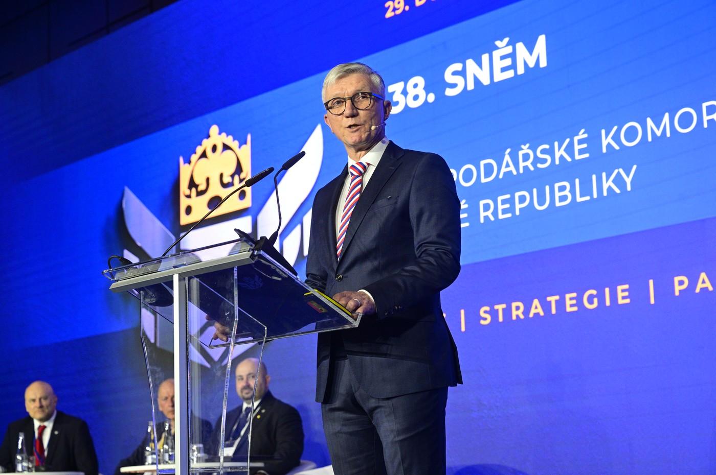 Prezident Hospodářské komory Zdeněk Zajíček hovoří na celostátním sněmu Hospodářské komory ČR