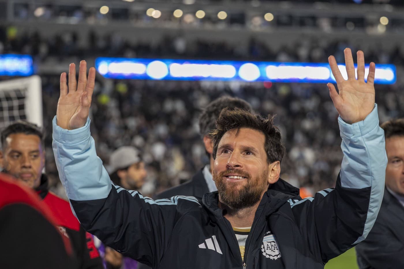 Argentinec Lionel Messi děkuje fanouškům po mezinárodním přátelském fotbalovém utkání mezi Argentinou a Beninem