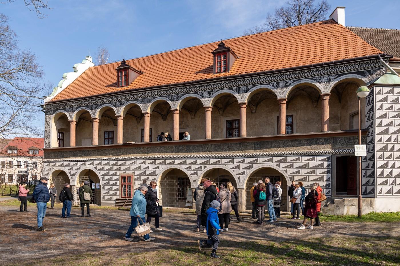 Renesanční letohrádek Červený dům, který je vyklizený a připravený na rekonstrukci. Zájemci dnes měli jedinečnou možnost si prostory prohlédnout během komentovaných prohlídek.