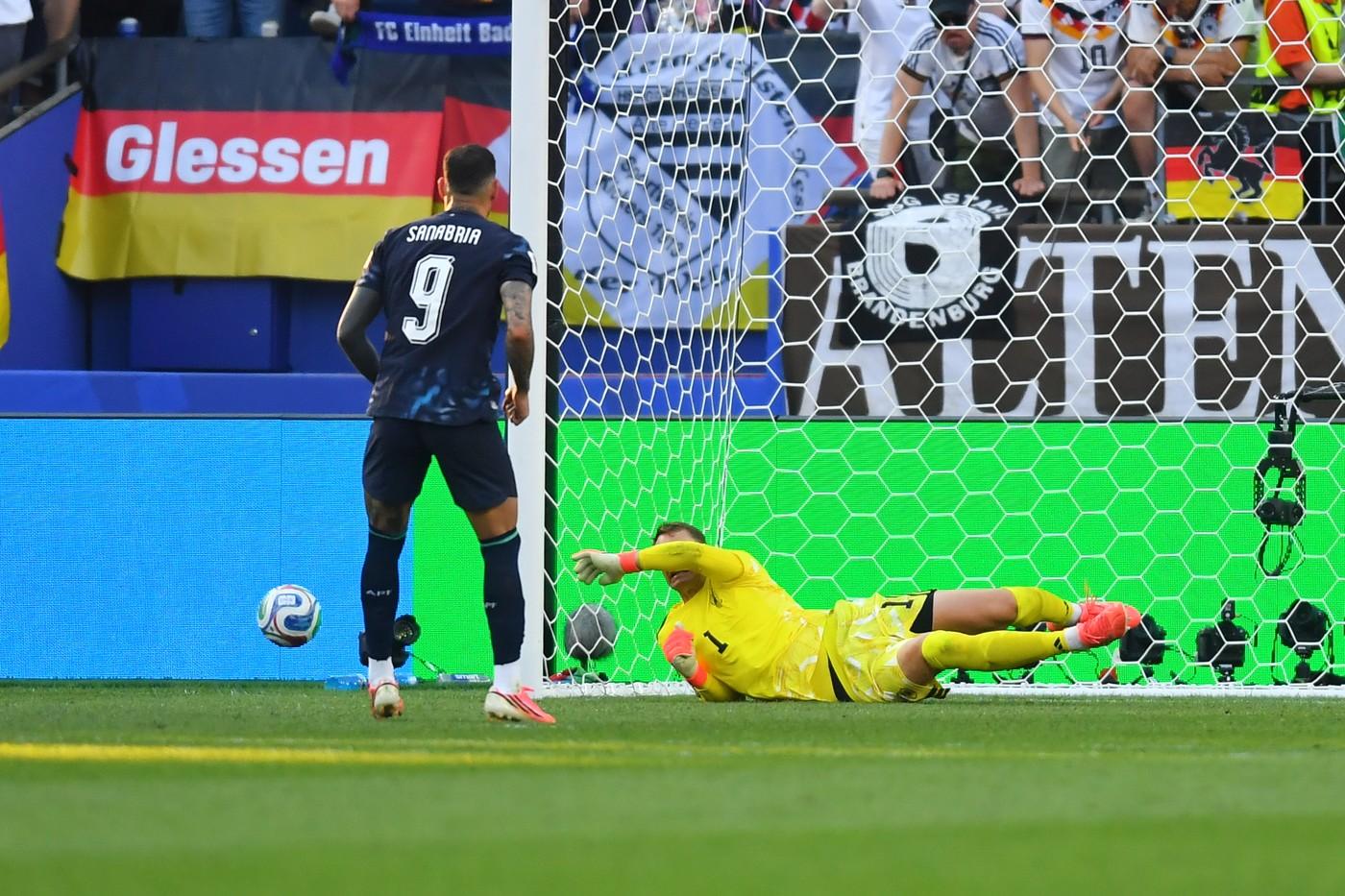Paraguayský hráč Antonio Sanabria neproměnil penaltu proti německému brankáři Manuelovi Neuerovi v penaltovém rozstřelu mezi Německem a Paraguayí