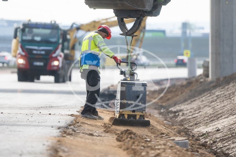 Stavební práce na dálničním úseku D35 Sadová.