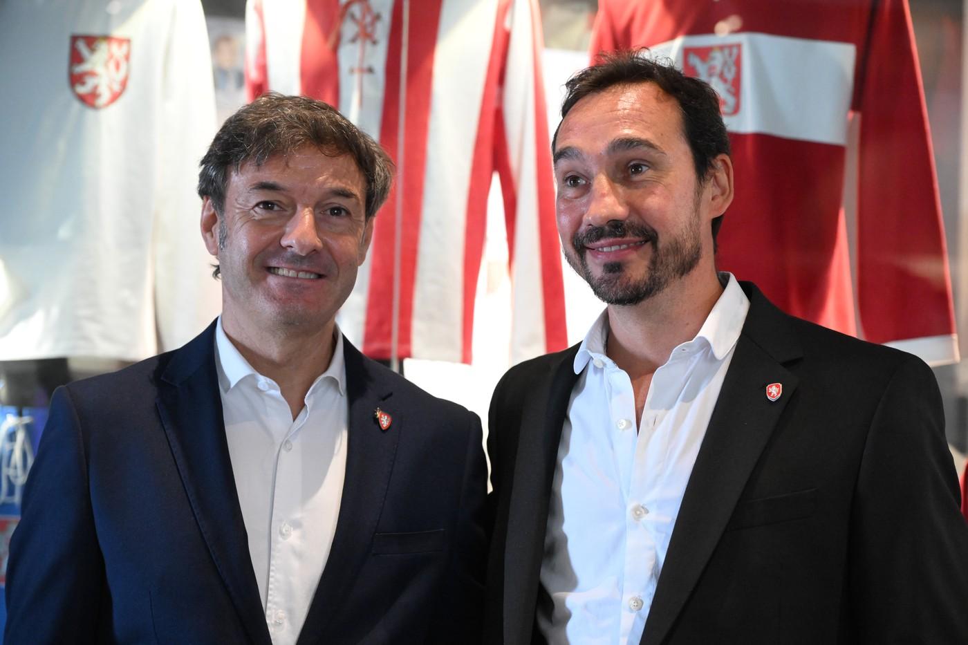 Zleva nový španělský trenér české fotbalové reprezentace Santi Denia a jeho asistent Pablo Amo