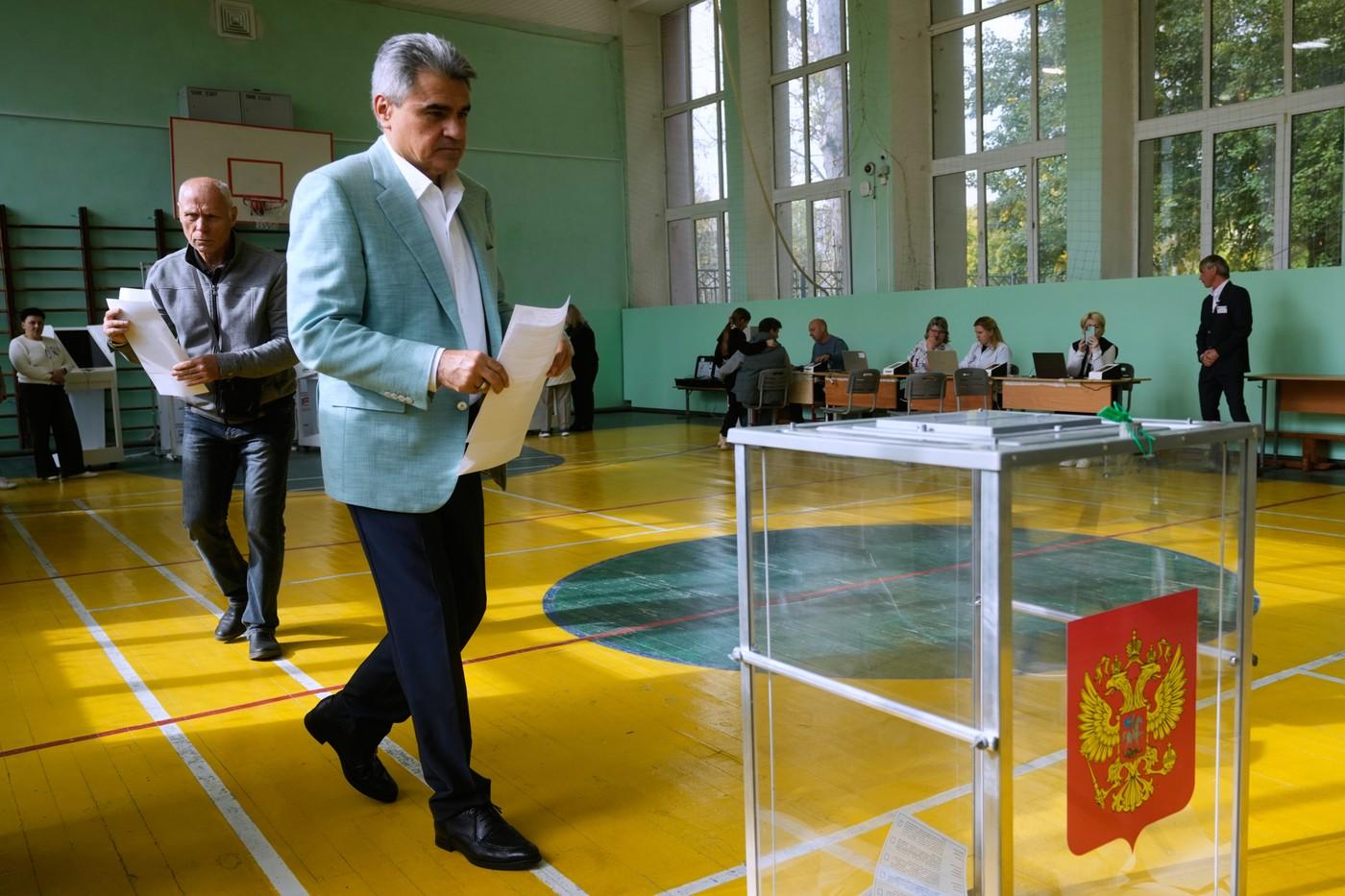 Předseda strany „Nová lidová strana“ Alexej Nečajev se vydává k volební urně, aby odevzdal svůj hlas v parlamentních volbách v Moskvě