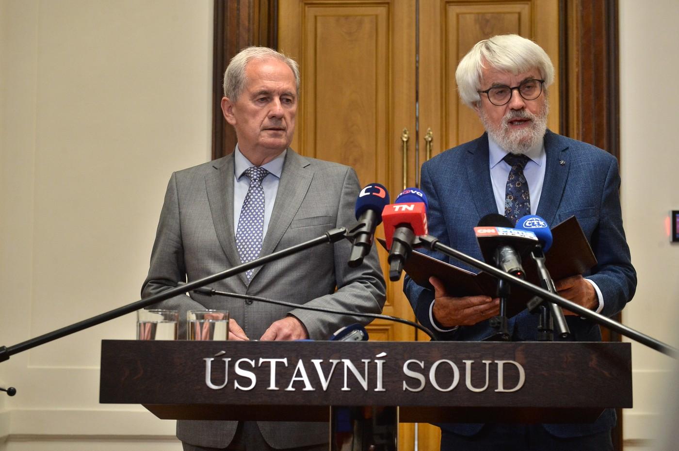 Zleva předseda Ústavního soudu České republiky Josef Baxa a ústavní soudce Pavel Šámal. Ústavní soud (ÚS) předběžným opatřením uložil vládě, aby zajistila účast prezidenta Petra Pavla na červencovém summitu NATO v Ankaře. Nesmí mu ani klást žádné překážky, oznámili soudci novinářům.