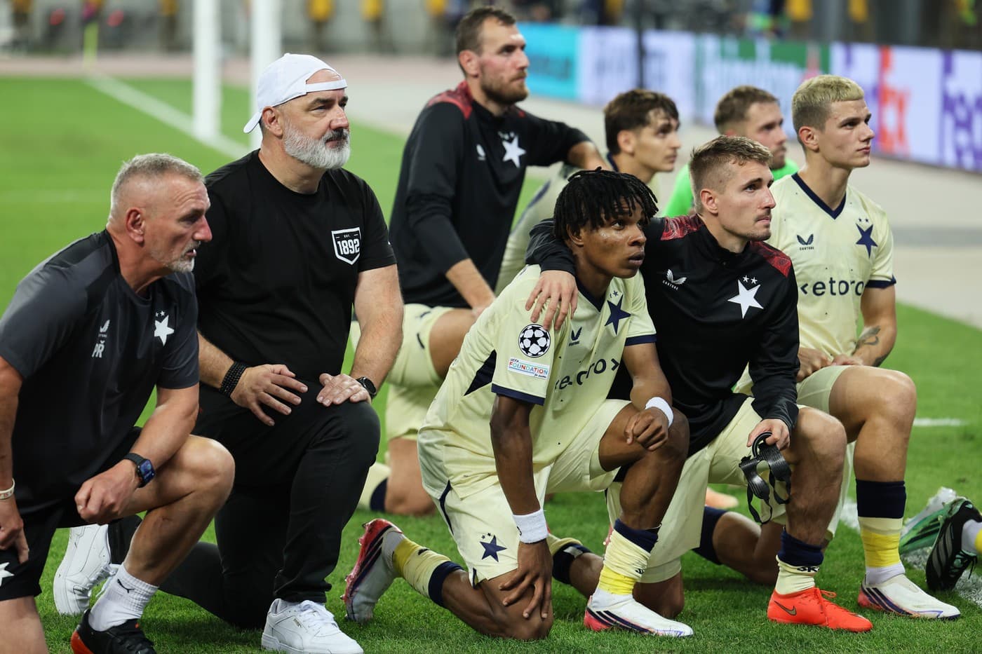 Trenér Slavie Jindřich Trpišovský (druhý zleva) a hráči Slavie zdraví své fanoušky po prohře v úvodním zápase fotbalové Ligy mistrů proti týmu Sabah FK v Baku