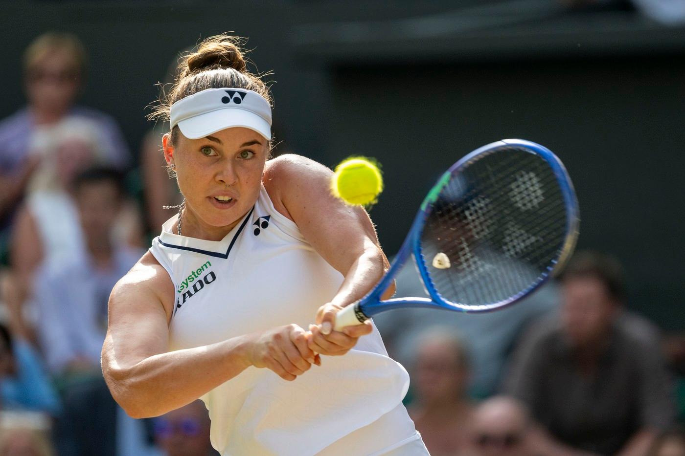 Linda Nosková z České republiky vrací míč během semifinálového zápasu žen proti Martě Kostyukové z Ukrajiny na tenisovém turnaji ve Wimbledonu