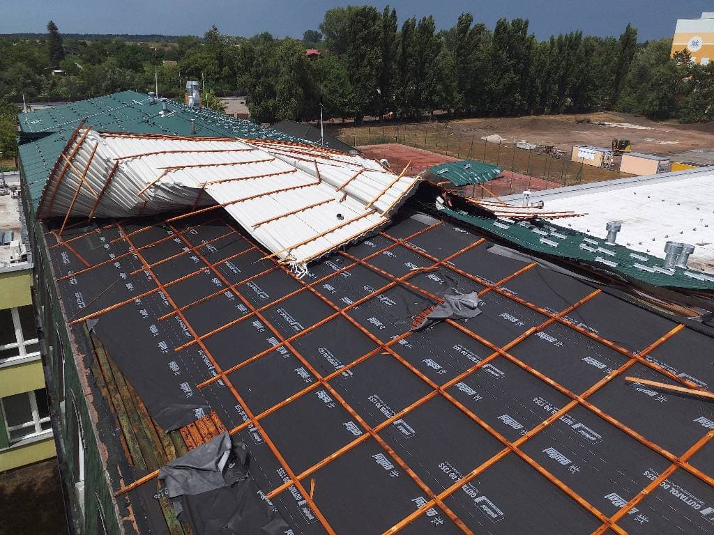 Silný vítr poškodil střechu ZŠ Vančurova v Hodoníně