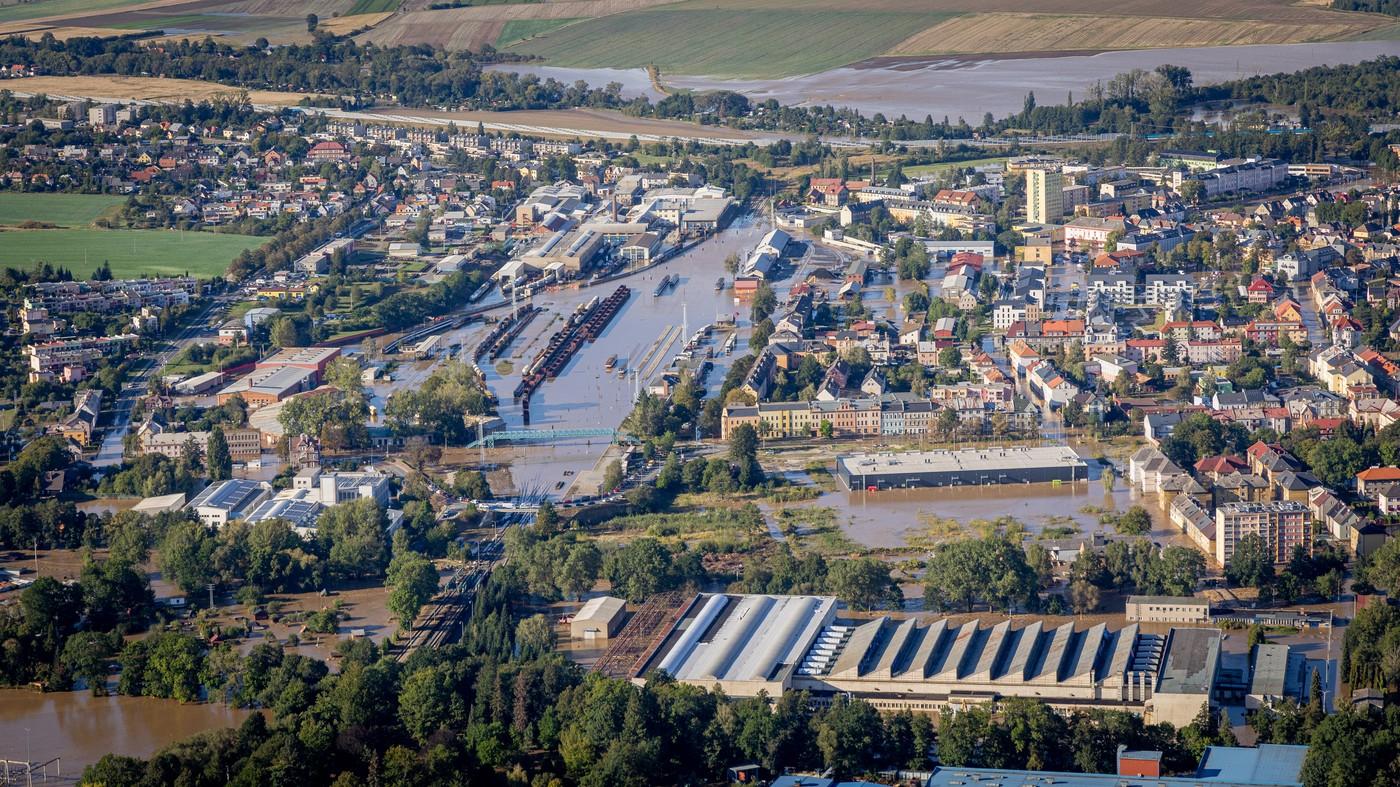 Letecký pohled na zaplavené nádraží mezi řekami Opavou (dole) a Opavicí (nahoře)