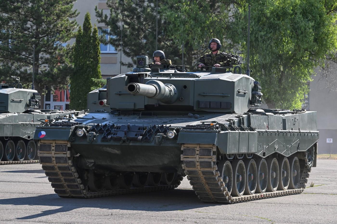  Převzetí posledního tanku Leopard 2A4 (na snímku) u 73. tankového praporu završilo předání tanků armádě 