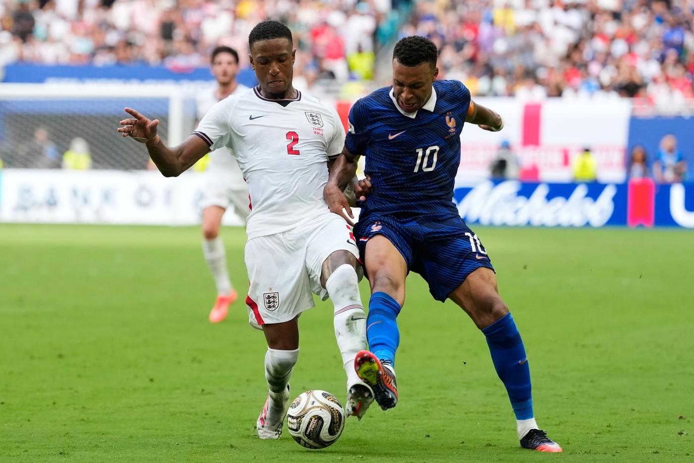 Angličan Ezri Konsa (2) a Francouz Kylian Mbappé (10) bojují o míč během zápasu o třetí místo na mistrovství světa ve fotbale mezi Francií a Anglií 