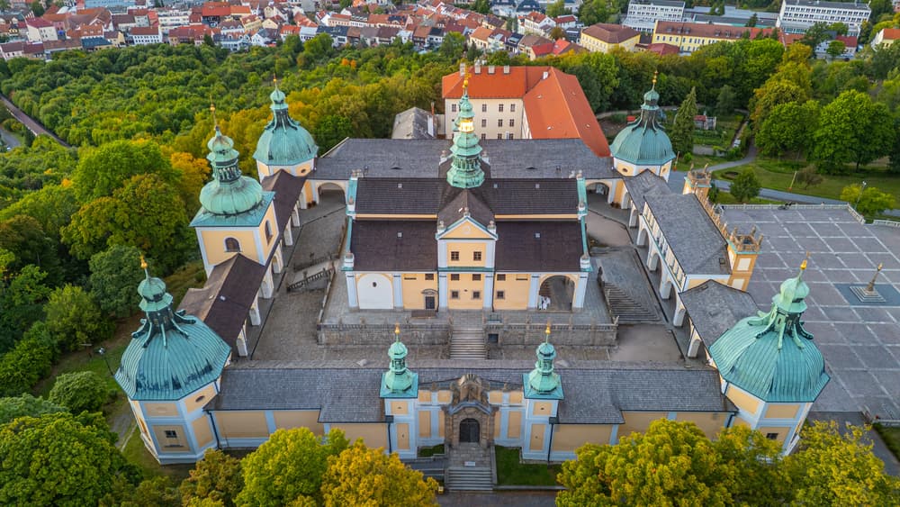 Svatá Hora je barokní areál a poutní místo na vrchu v Příbrami