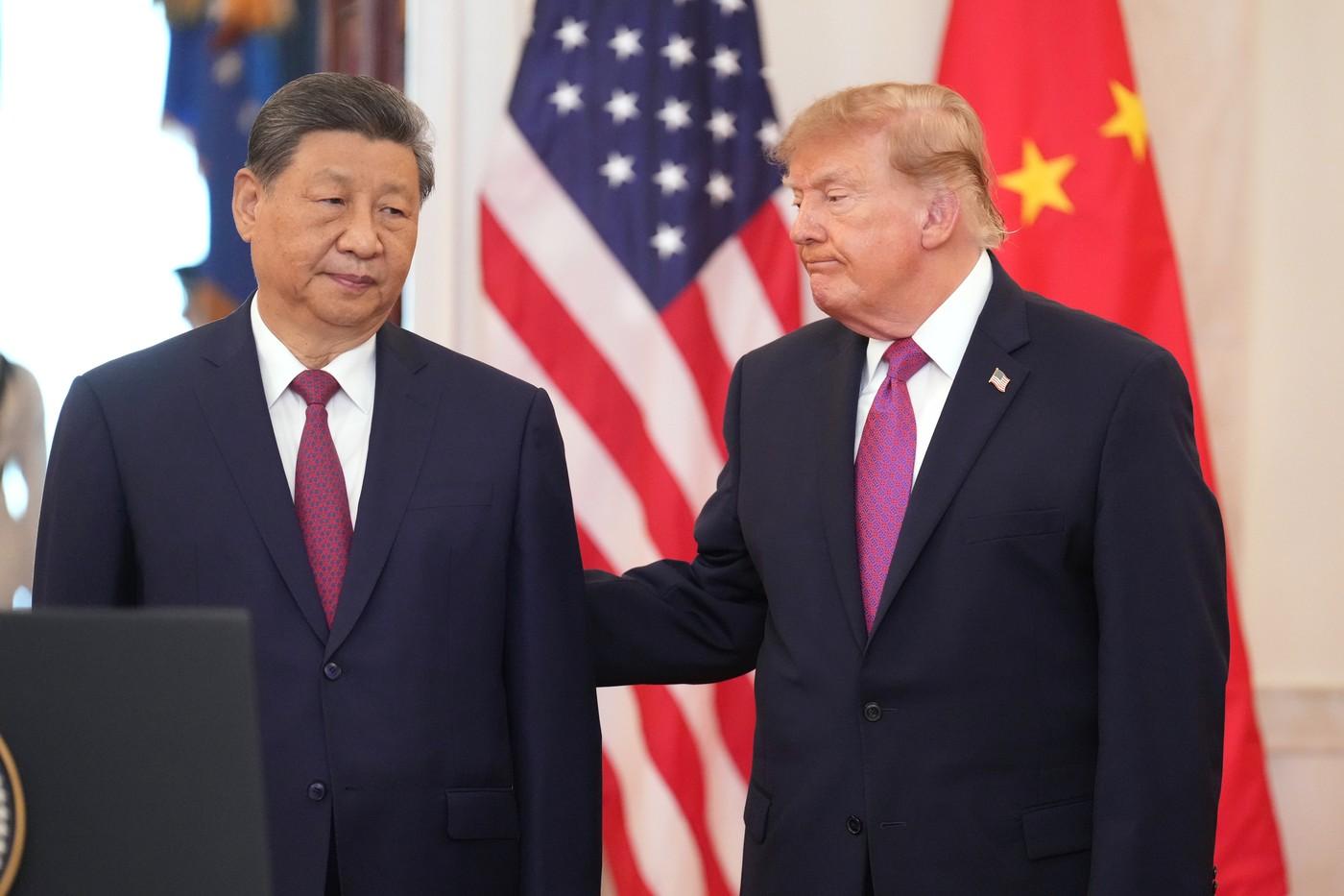 Prezident Donald Trump a čínský prezident Si Ťin-pching se účastní uvítacího ceremoniálu ve Velkém foyer Bílého domu